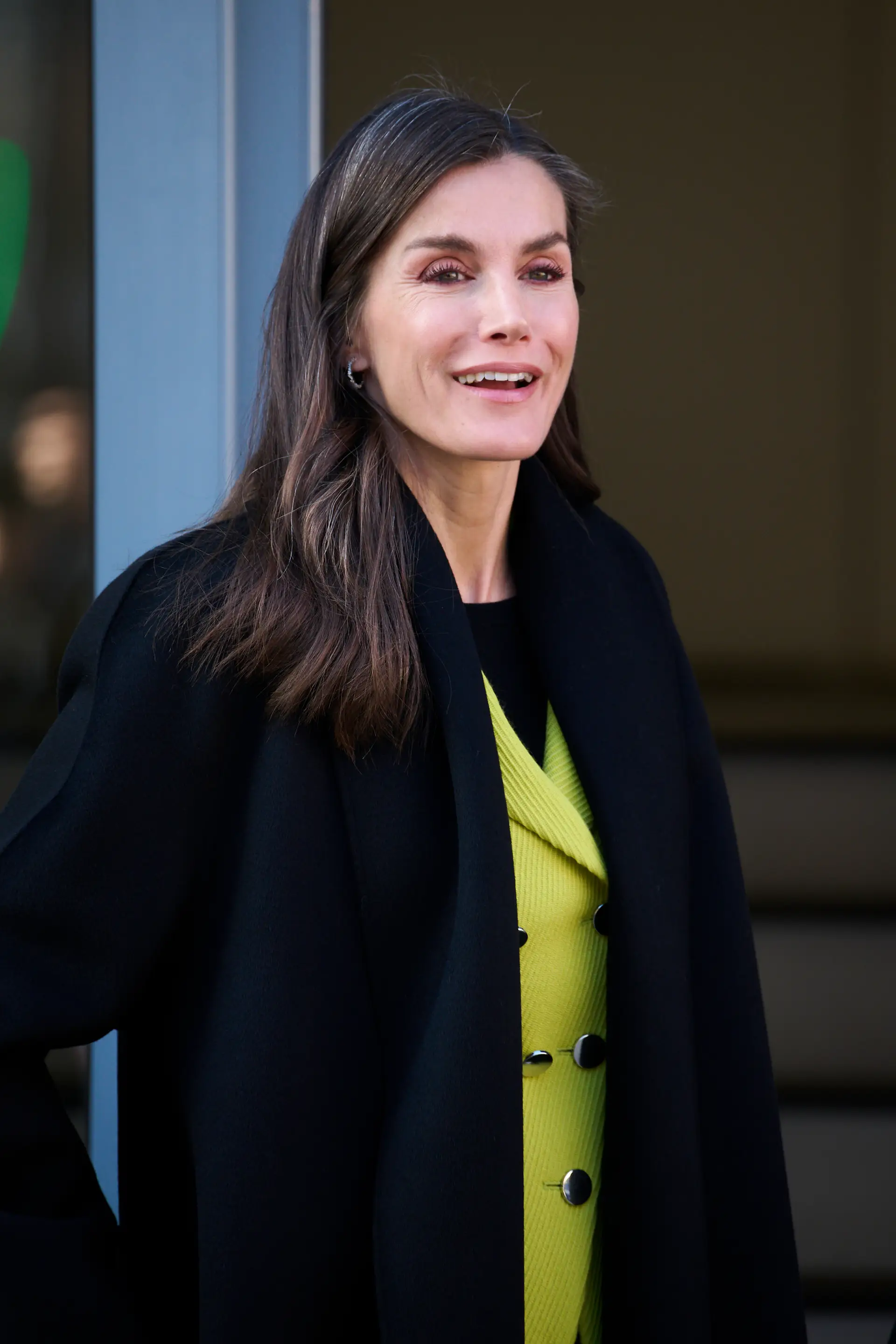 Para ocasião especial, Letizia aposta em look preto — E detalhe salta à vista
