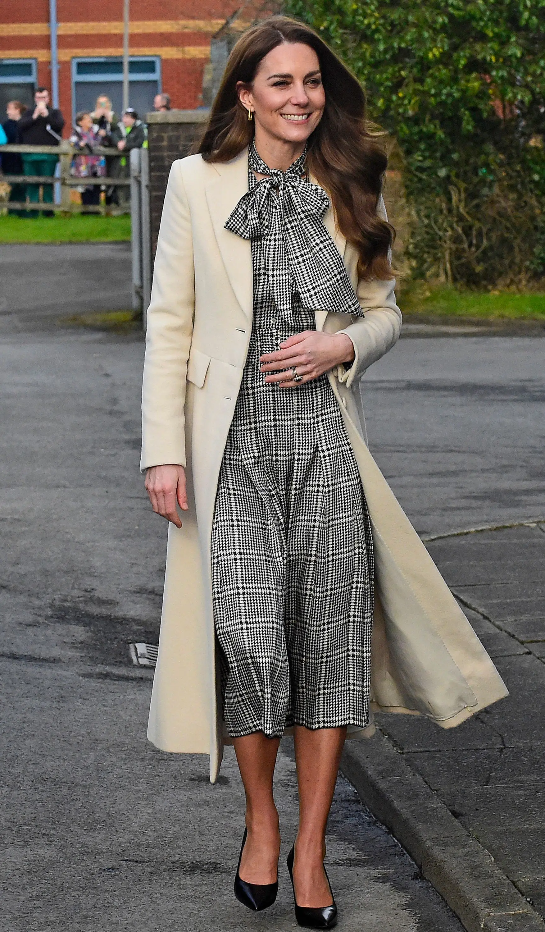 Kate Middleton repete look e aposta em vestido da Zara