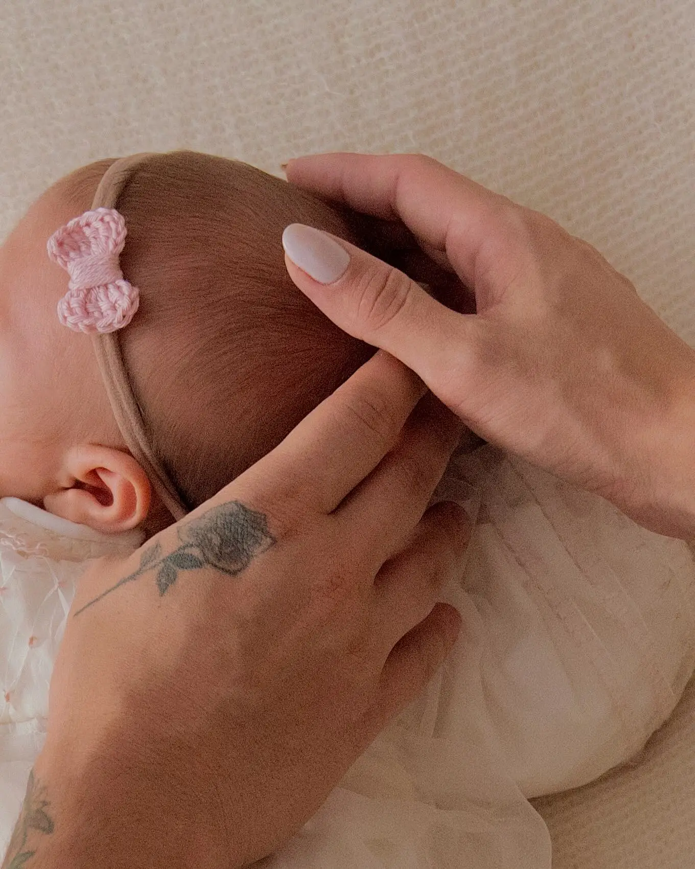 Pai ‘babado’! Luan Santana revela imagens únicas da filha: “Um mês do nosso presente”