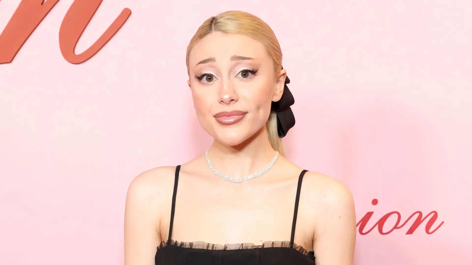 Parece-lhe Ariana Grande na imagem? Veja outra vez, porque não é