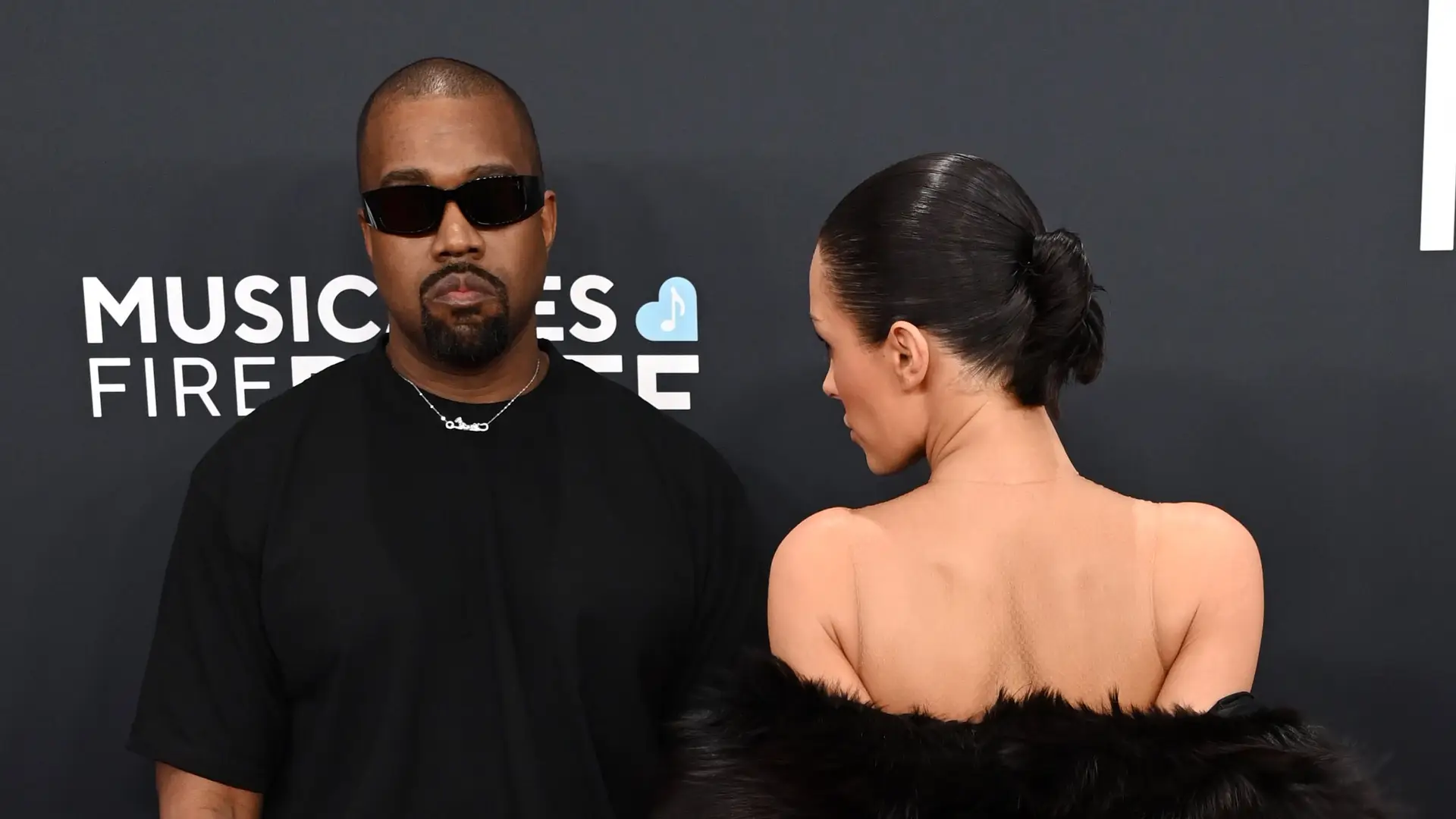 Nua nos Grammys: como a mulher de Kanye West deixou todos de 'queixo ...