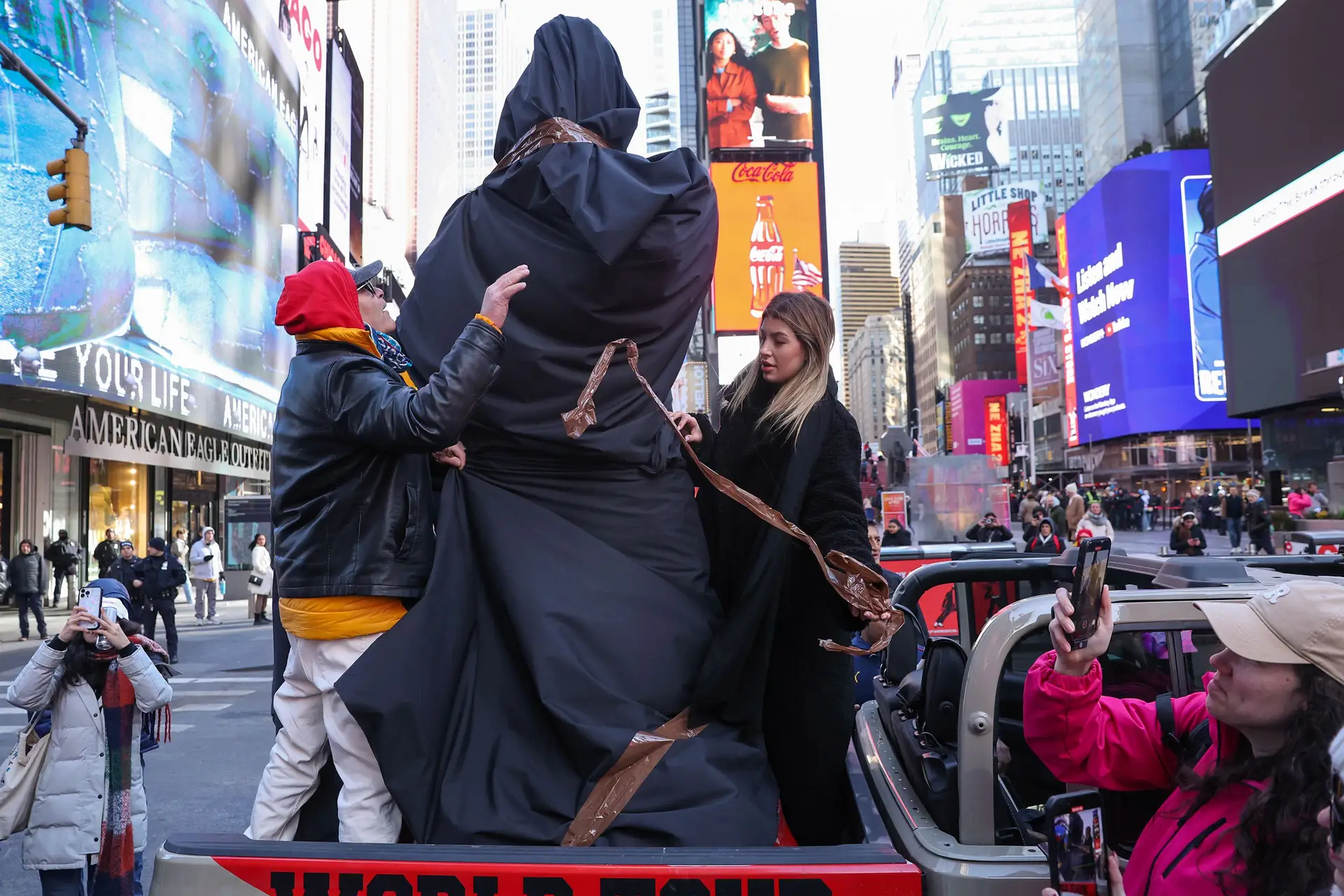Depois da ilha da Madeira, em Nova Iorque! Eis a estátua de Cristiano Ronaldo na Times Square