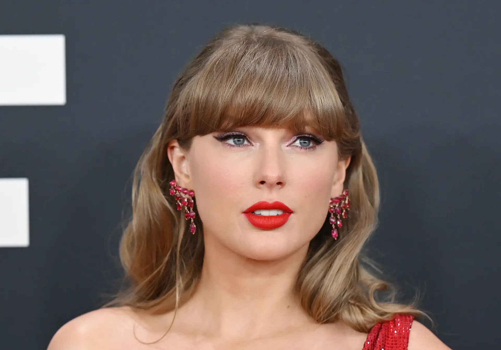 Super Bowl: Taylor Swift recicla acessório que usou nos Grammys para apoiar namorado em campo