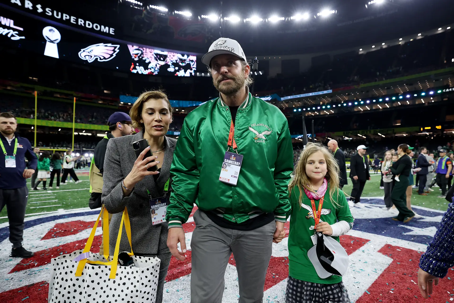 Bradley Cooper rouba atenções no Super Bowl com a filha