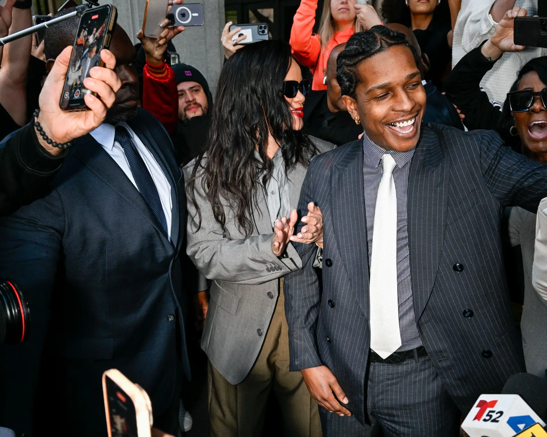 Emoção e aplausos: As imagens do momento em que A$AP Rocky é absolvido em tribunal