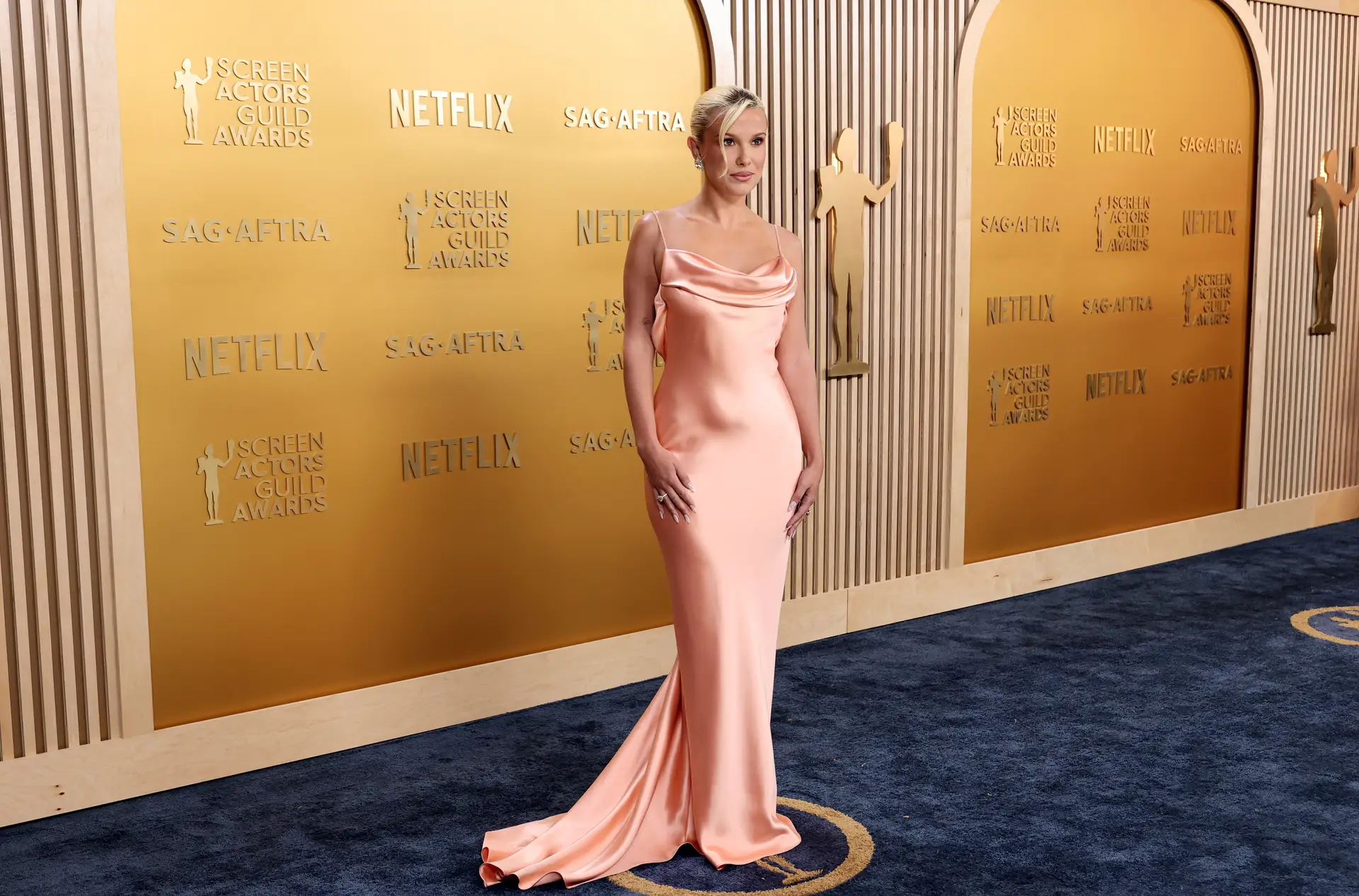 Mais loira do que nunca! Millie Bobby Brown arrasa na sua primeira aparição na ‘red carpet’ após casamento