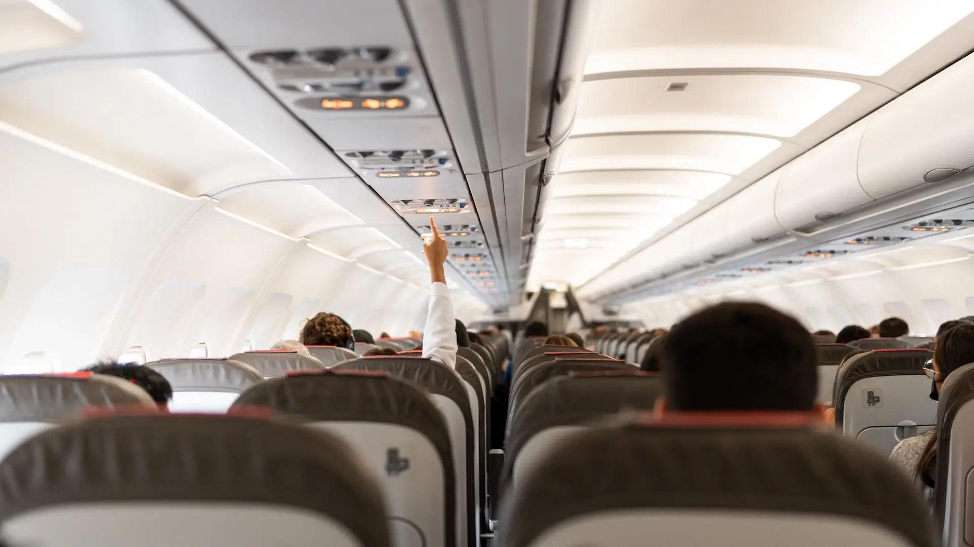 Passageiro obrigado a viajar, durante horas, ao lado de mulher que morreu durante voo 