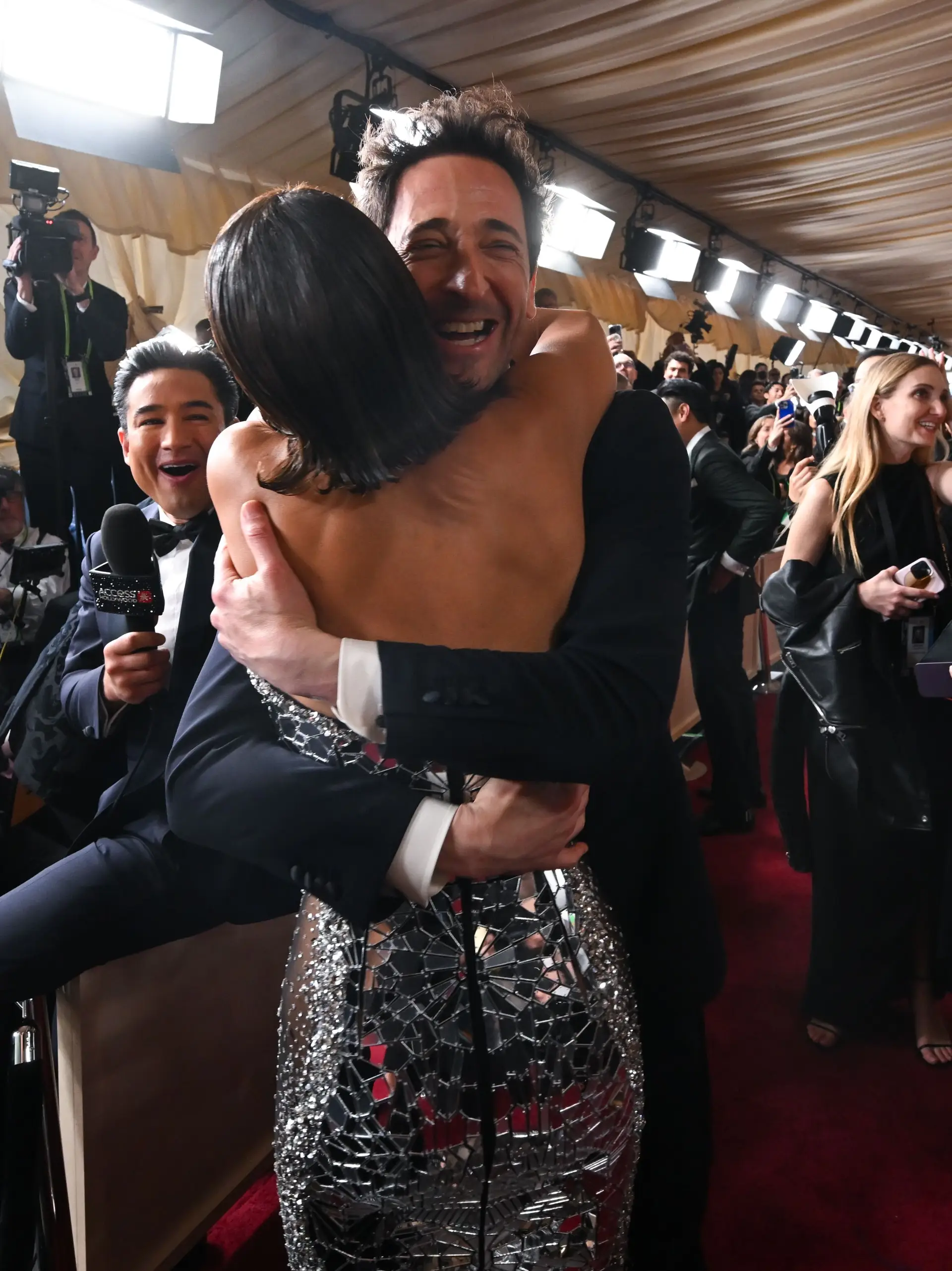 Do vestido à recriação de 'beijo icónico': Halle Berry dá que falar nos Óscares