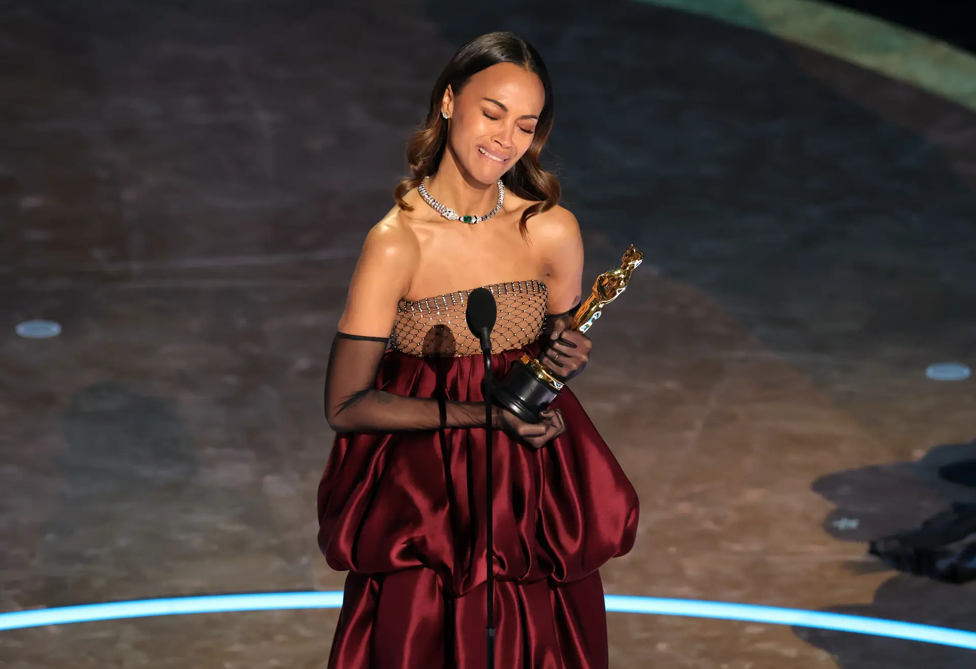 Em lágrimas, Zoe Saldaña vence Óscar para Melhor Atriz Secundária e faz discurso emotivo