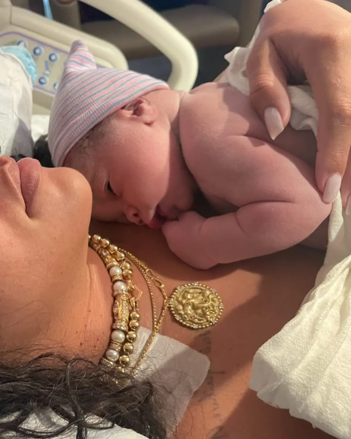 Rihanna partilha fotos raras dos filhos e responde a críticas