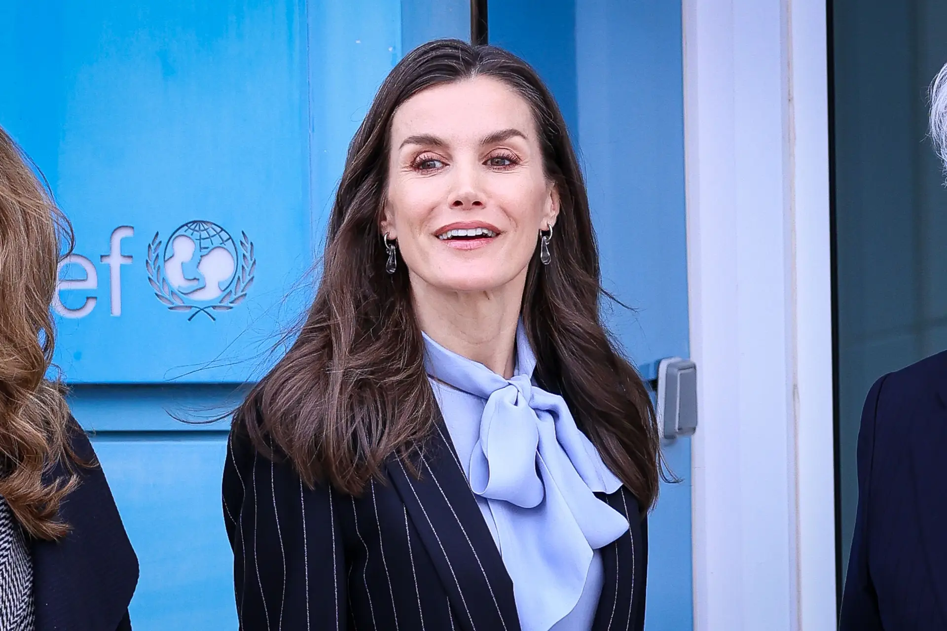 A piscar o olho à primavera! Letizia surpreende com fato clássico e adiciona detalhe único