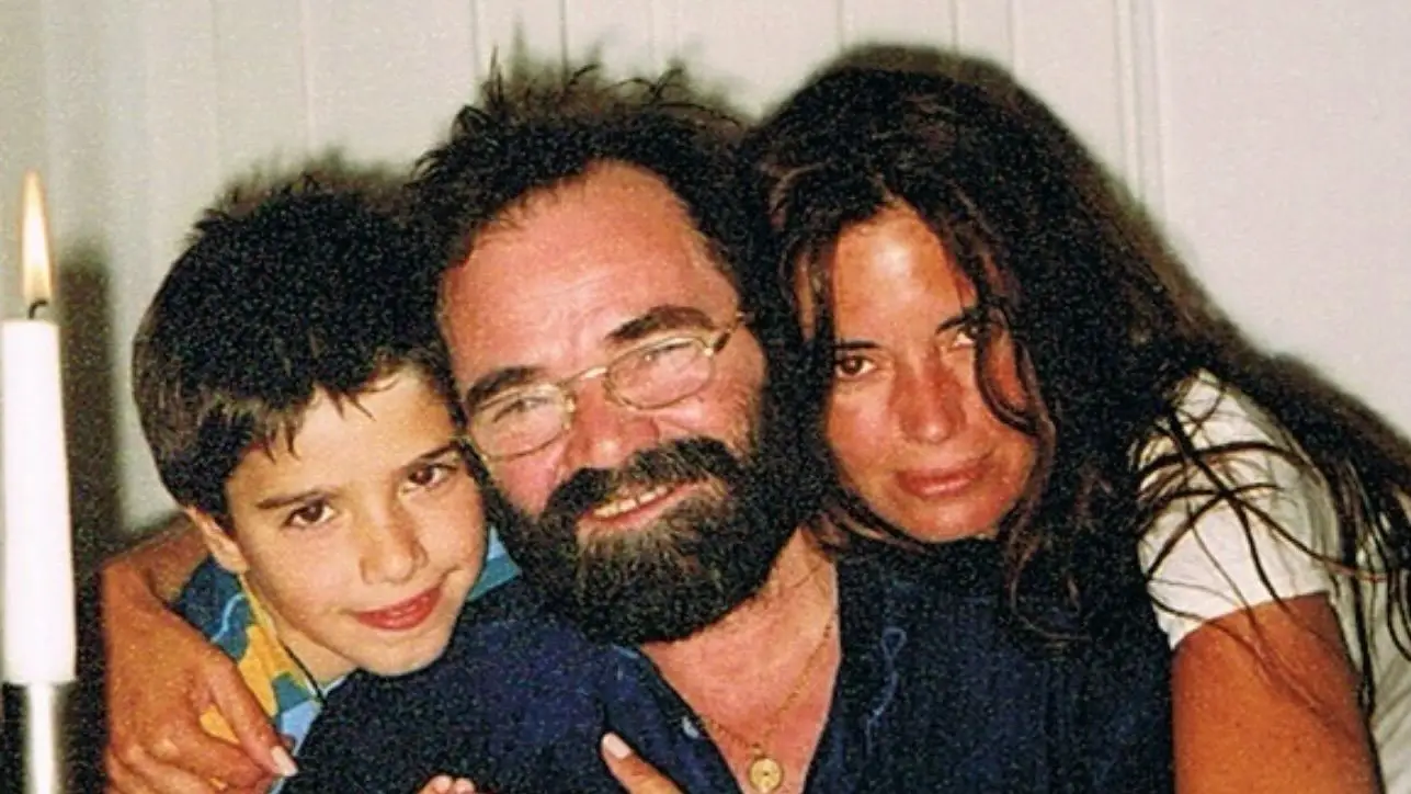 É 'de caras'! Nesta imagem uma famosa da SIC está 'carinhosamente' agarrada ao pai — Reconhece?