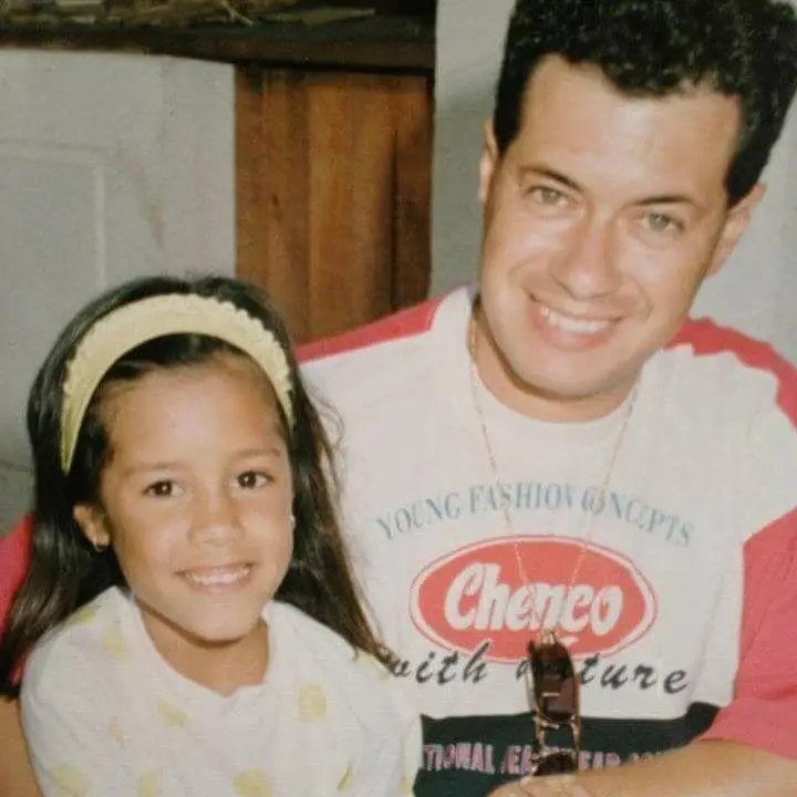 É uma conhecida cantora e estreou-se no programa 'Bravo Bravíssimo', da SIC - Sabe quem é?