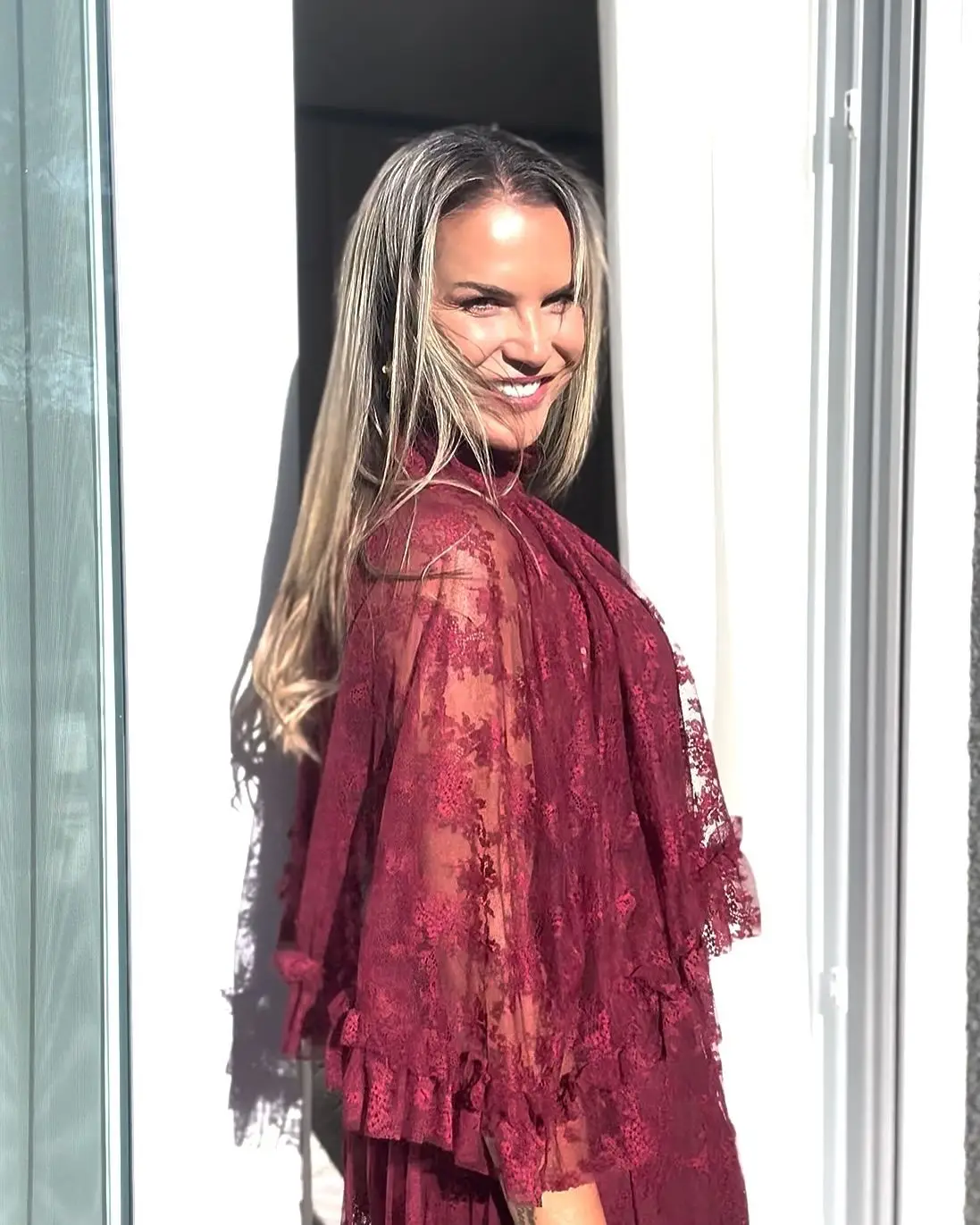 Alerta rendas e transparências! Katia Aveiro soma elogios com look arrojado