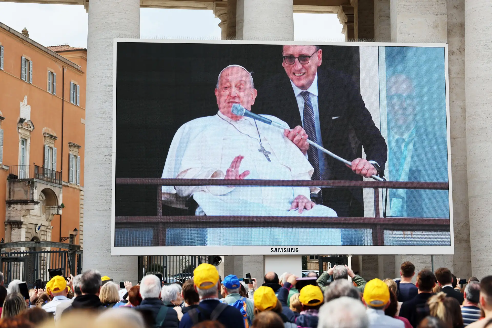 Papa Francisco já teve alta! Da varanda do hospital, acenou e agradeceu aos fiéis — Veja as imagens