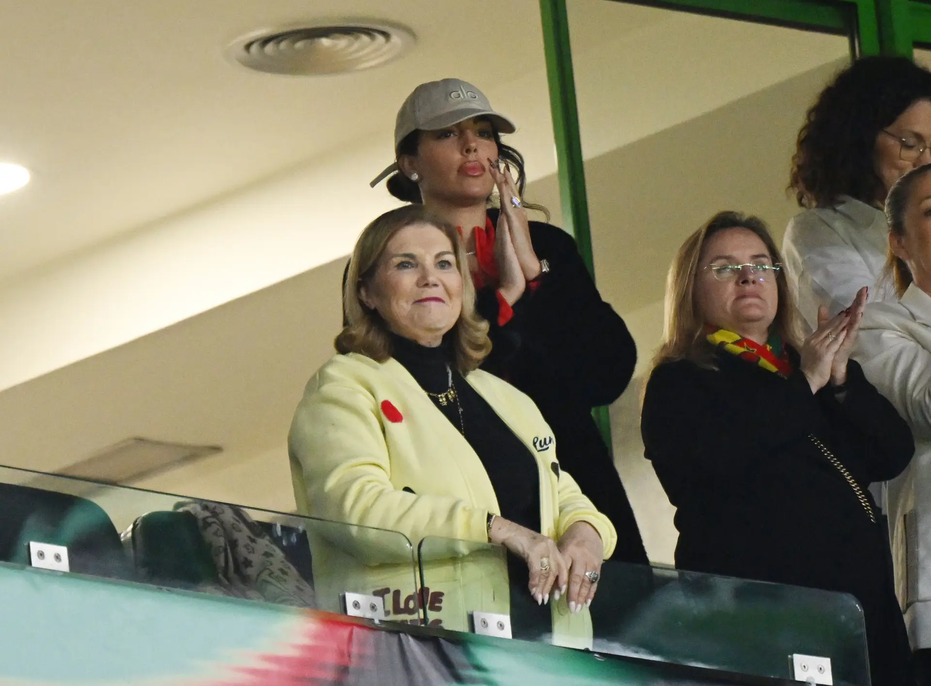 De coração apertado! Dolores Aveiro e Georgina vivem juntas noite de tensão em Portugal — Veja as imagens