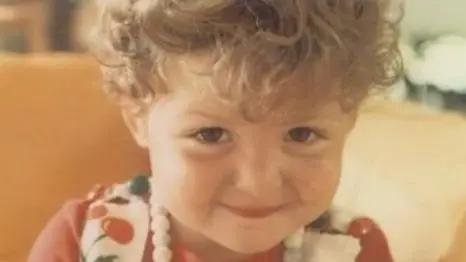 Faz 41 anos e é uma conhecida apresentadora de televisão - Consegue adivinhar quem é?