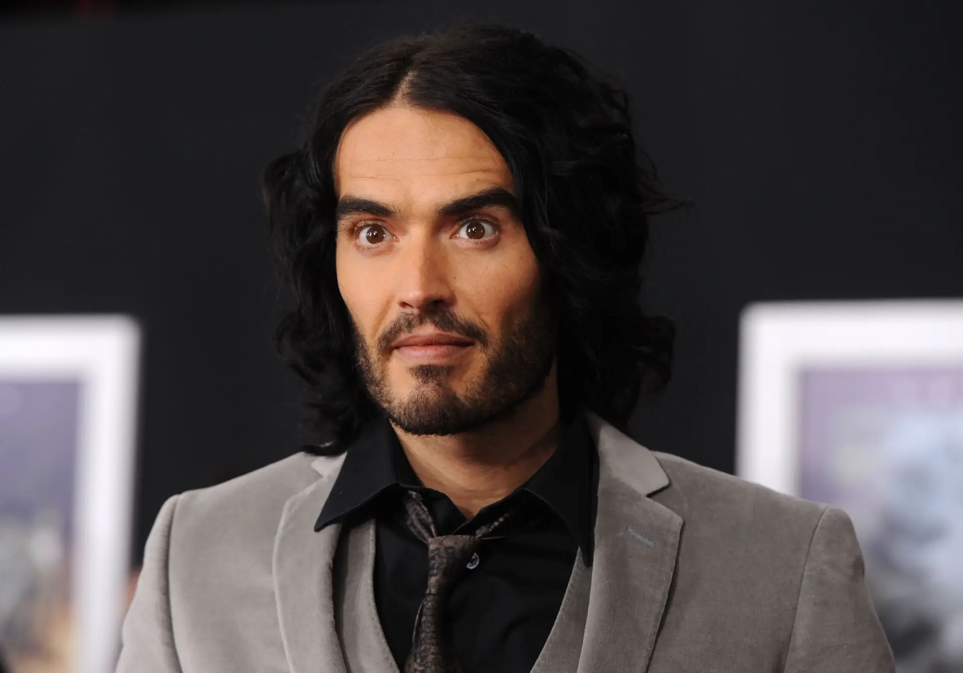 Russell Brand acusado de ter violado e agredido sexualmente quatro mulheres
