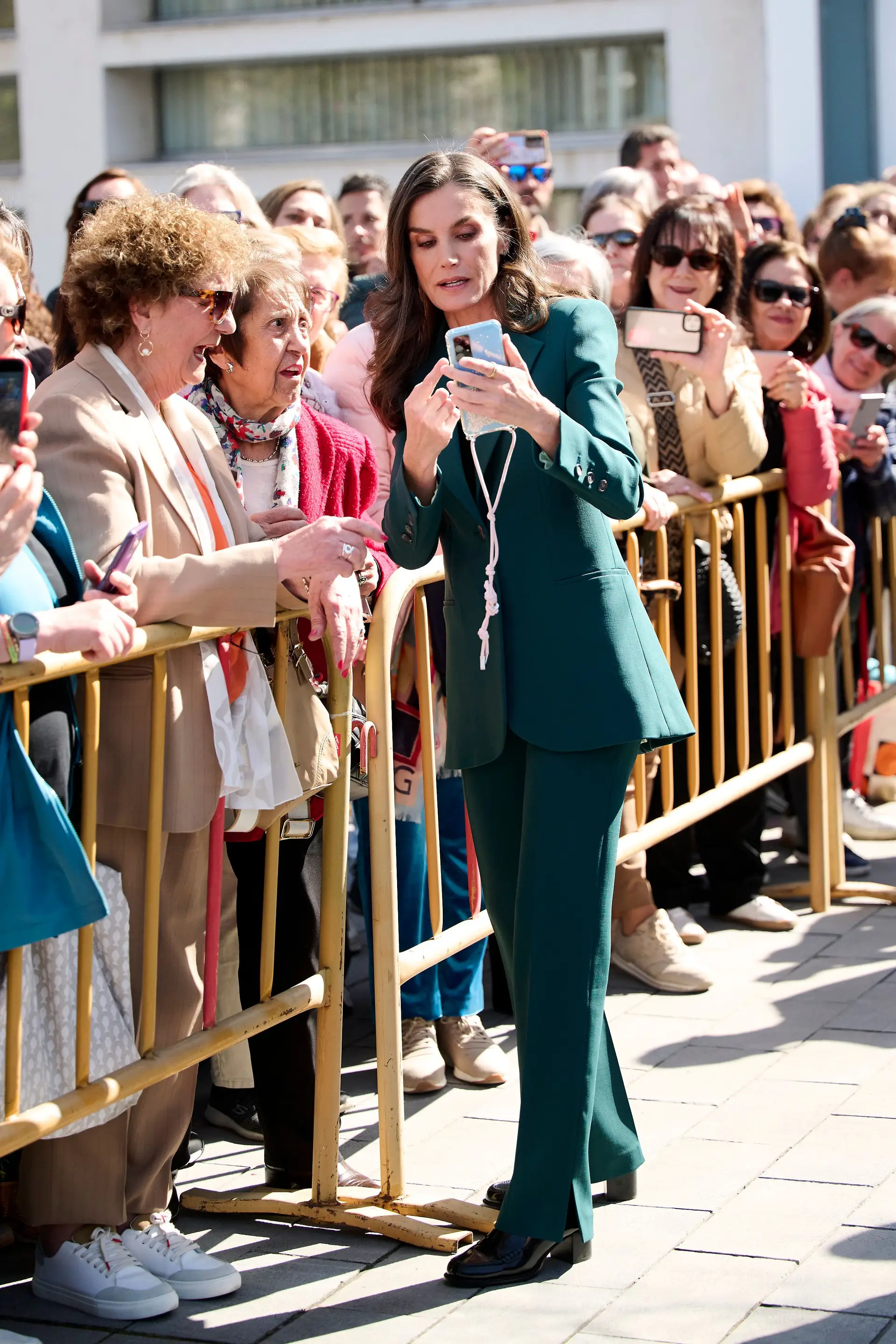 Inédito! Letizia protagoniza momento único ao ensinar mulher a captar 'selfie'
