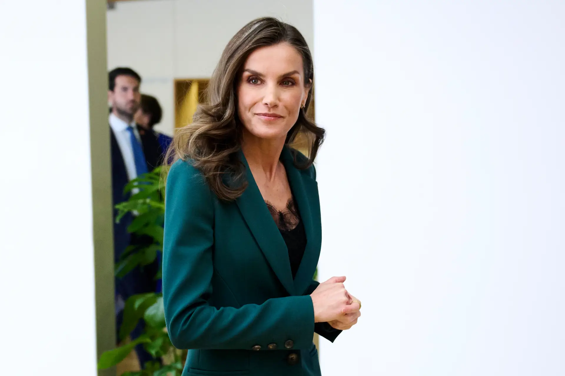 Clássica e feminina! Letizia aposta na tendência da estação — Veja as imagens   