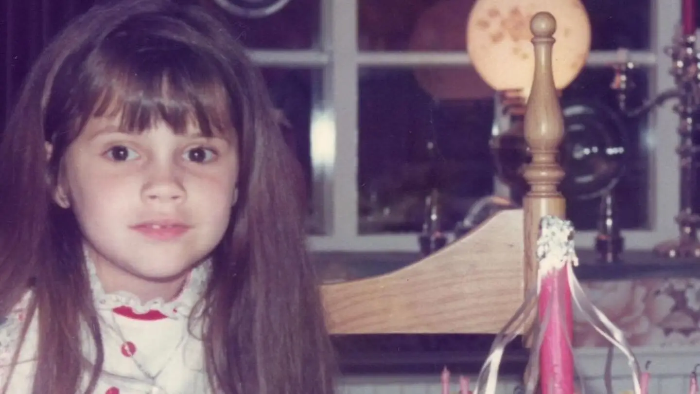 Faz 51 anos e é uma conhecida estilista - Consegue adivinhar de quem se trata?