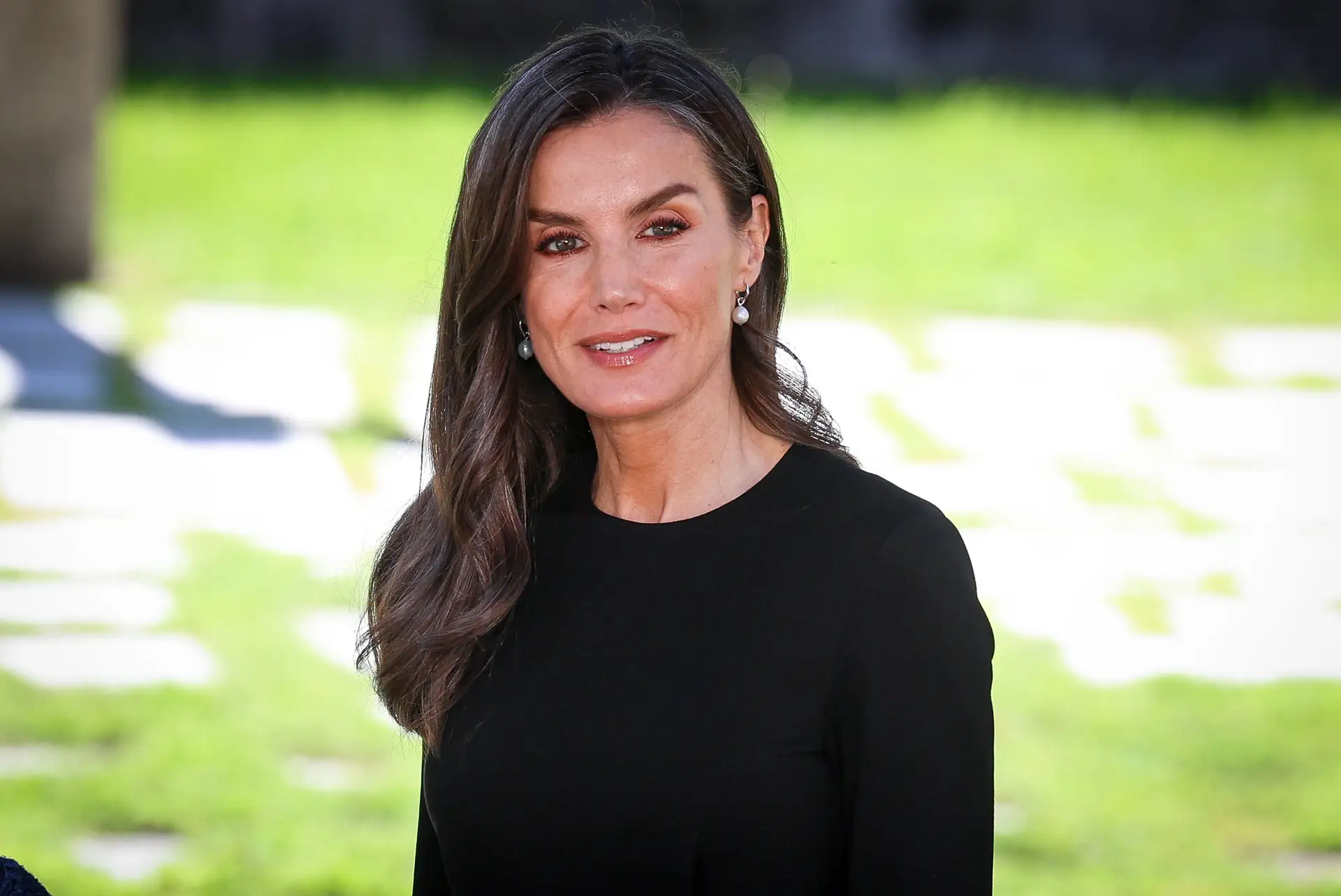 Truque de rainha! Como Letizia deu um toque extra ao clássico vestido preto