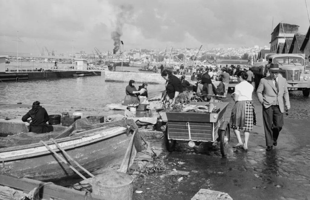 Dans le port de pêche de Lisbonne, Portugal, en 1967. (Photo by KEYSTONE-FRANCE/Gamma-Rapho via Getty Images)