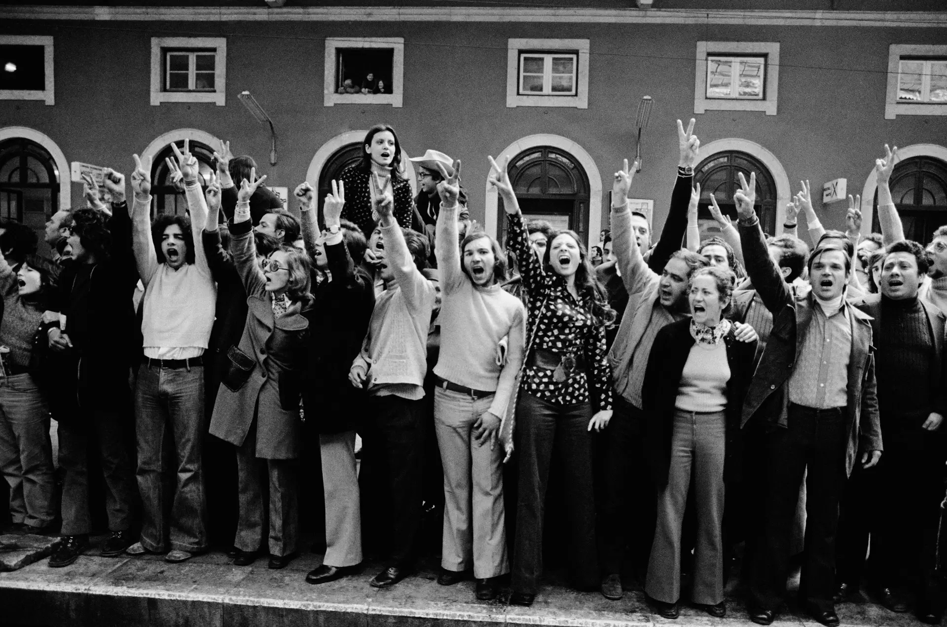 Beber Coca-Cola ou andar descalço na rua! Eis 10 coisas que eram proibidas  de fazer antes do 25 de Abril - Fama Show