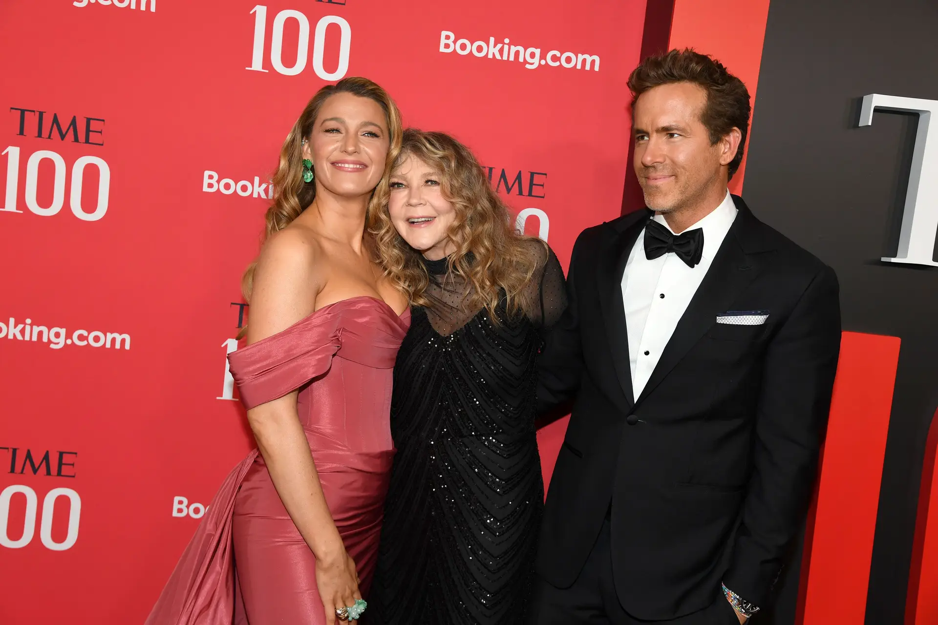 Indiferente a polémica! Blake Lively posa na passadeira vermelha com mãe e Ryan Reynolds