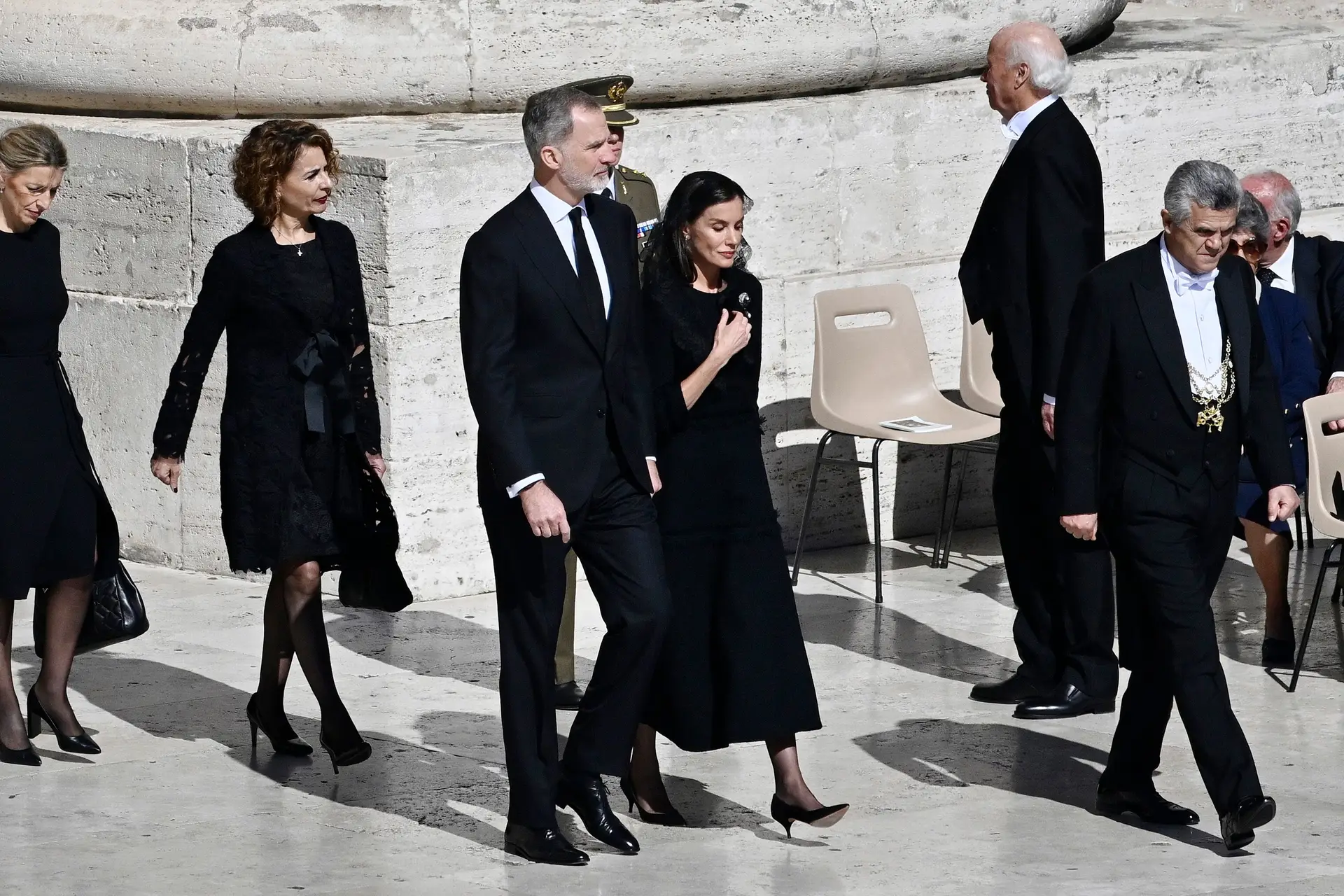 Discreta e sóbria! O look de Letizia de Espanha chama à atenção no funeral do Papa Francisco 