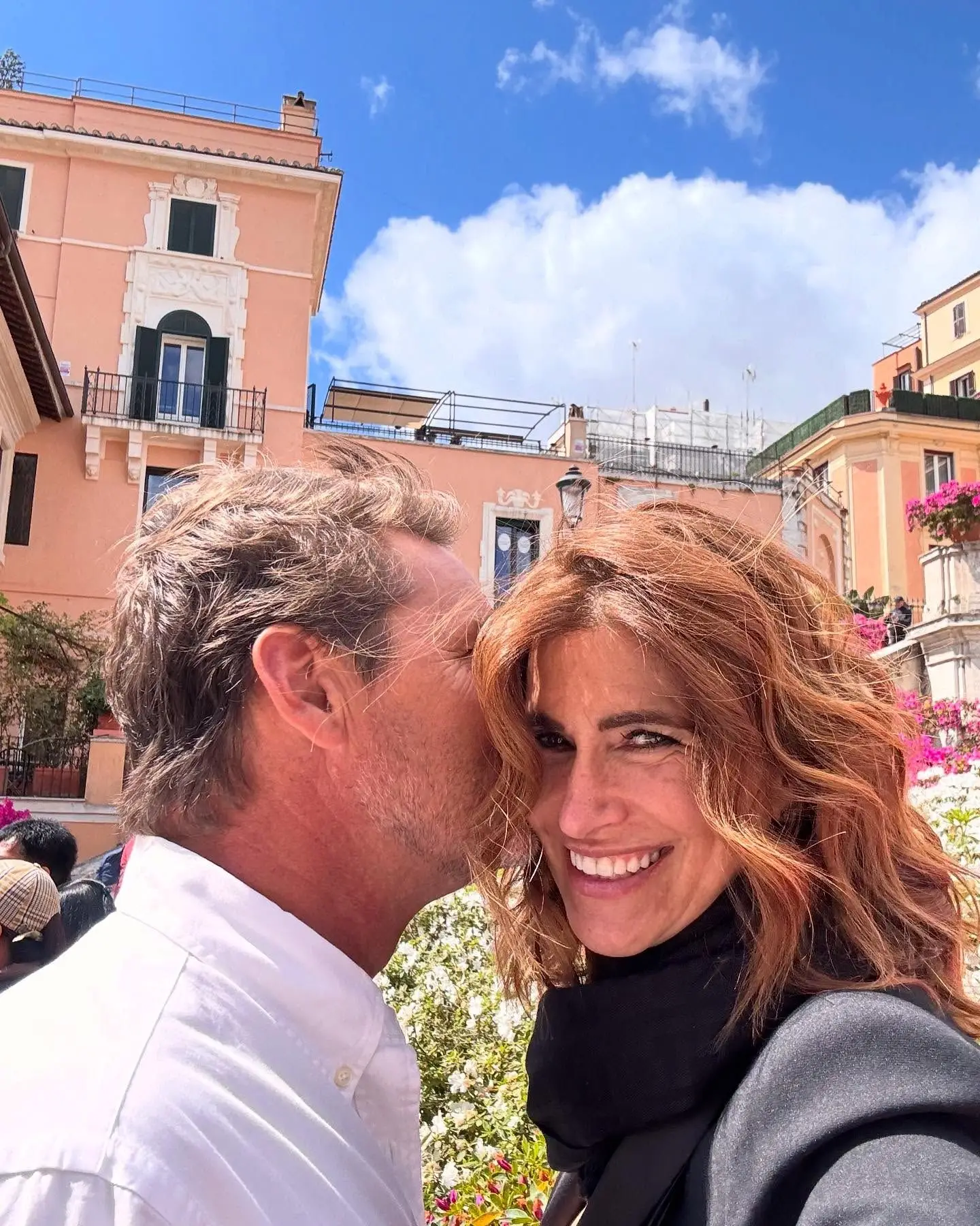 Sorrisos e abraços! Liliana Campos e Rodrigo Herédia apaixonados em Roma