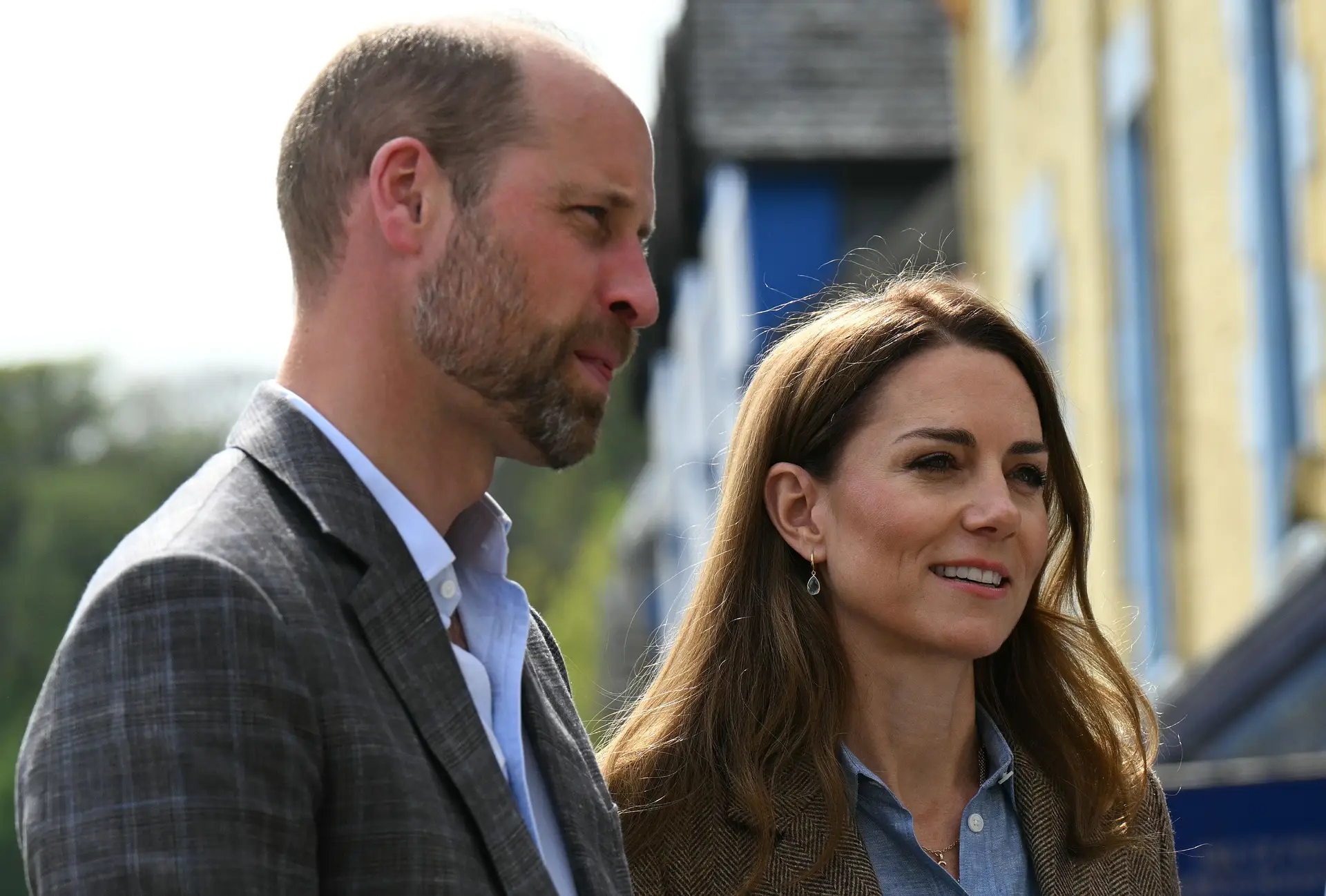 Felizes a distribuir sorrisos! William e Kate passam aniversário de casamento no país que os 'juntou'