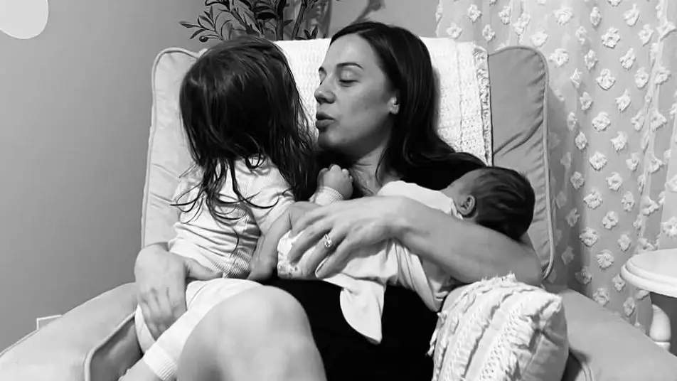 Filha de 12 meses morre após influencer anunciar nova gravidez: "Nunca mostrou sinais"