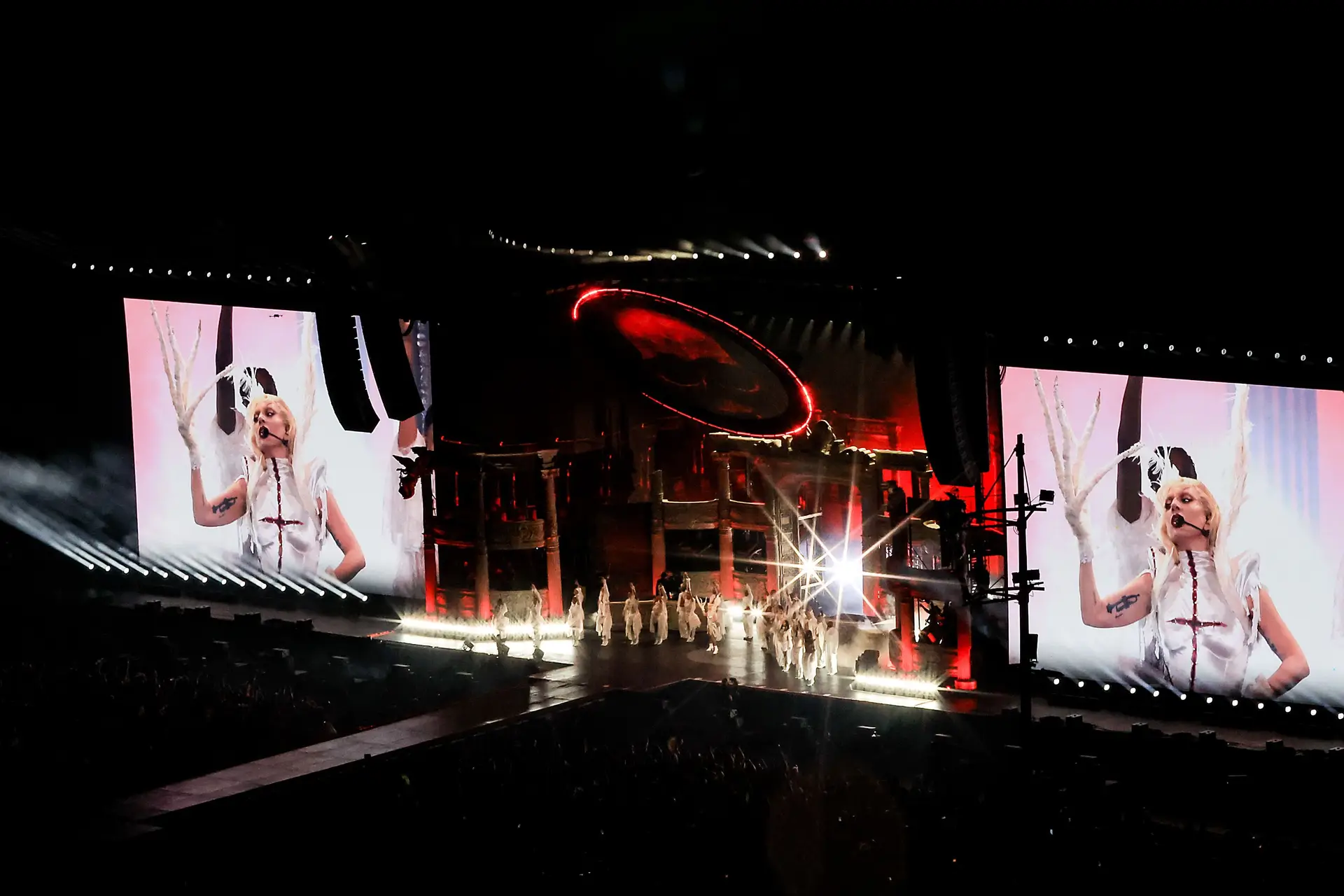 As imagens - e as exigências - de Lady Gaga no gigantesco concerto no Brasil