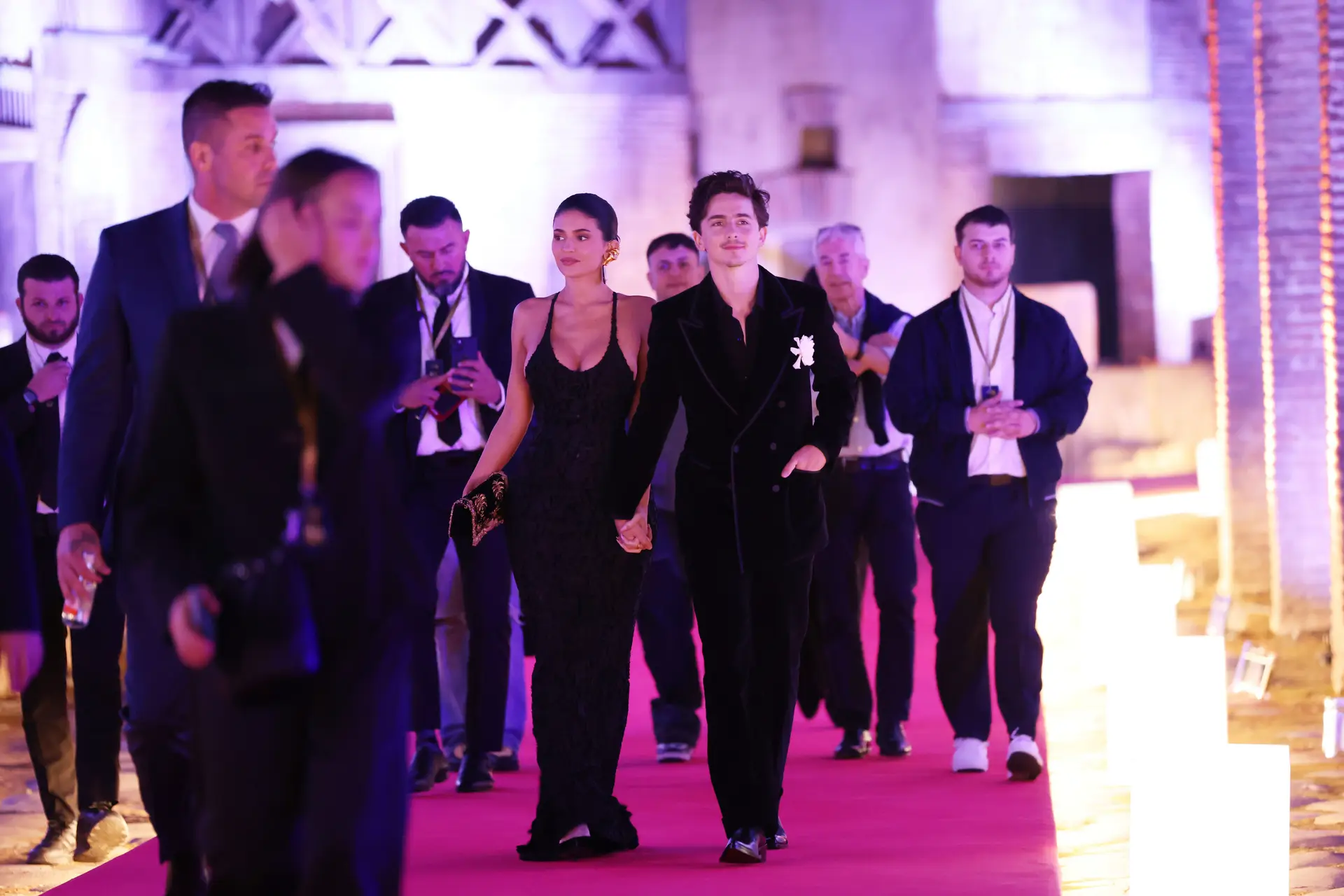 Looks a combinar e de mão dada! Kylie Jenner e Timothée Chalamet estreiam-se como casal na passadeira vermelha
