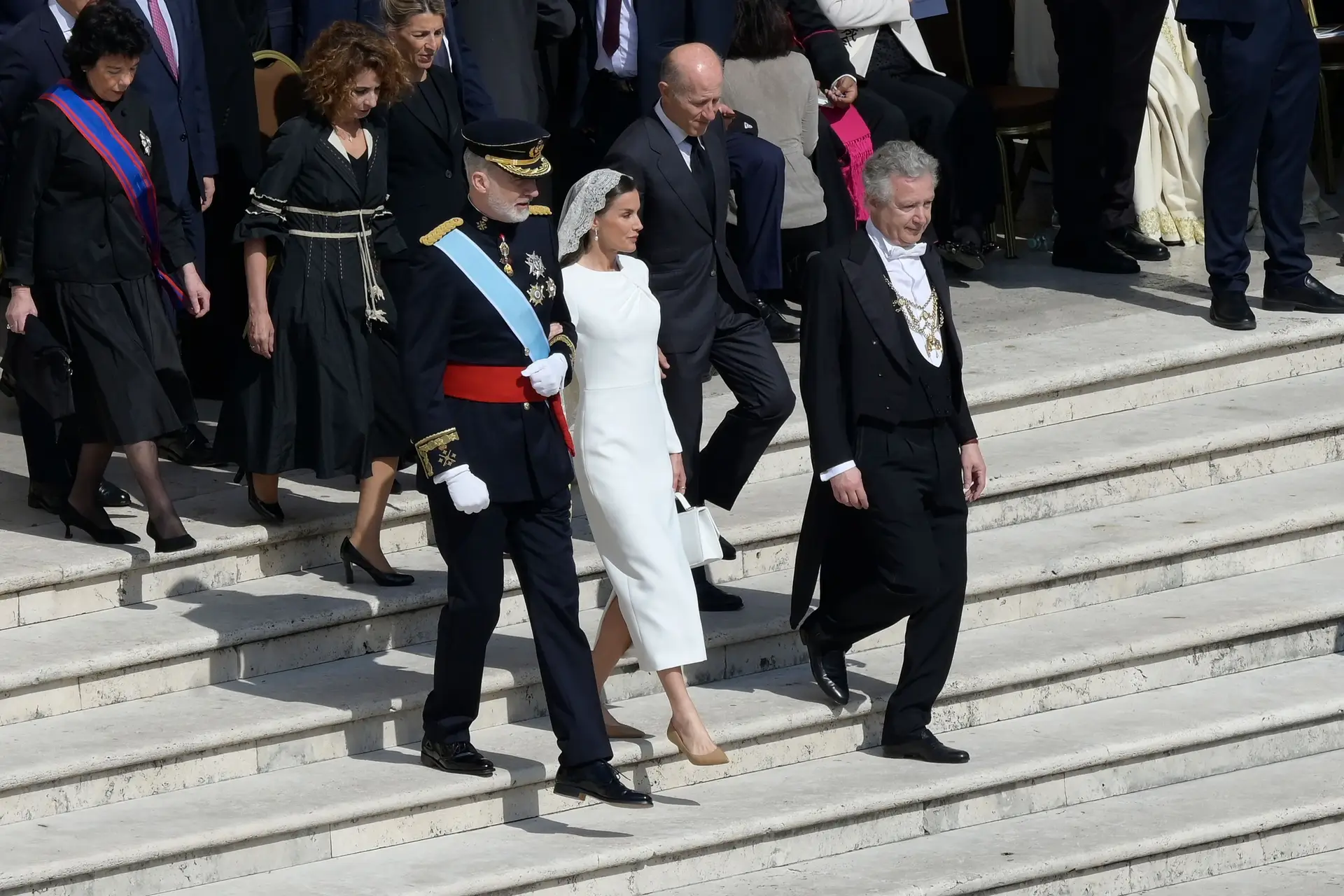 Letizia usa privilégio e rouba atenções na missa inaugural do Papa Leão XIV