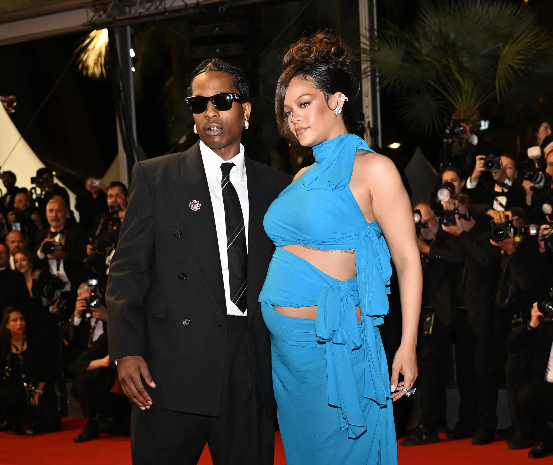 Terceiro bebé a caminho! Rihanna brilha em Cannes e 'barriguinha 'de grávida não passa despercebida