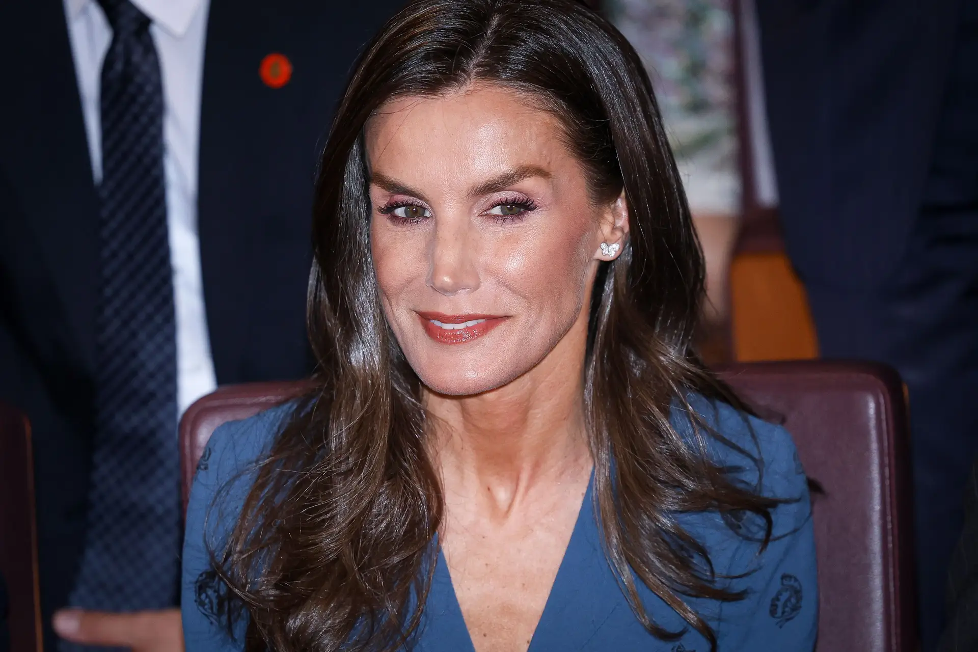 Letizia pisca o olho ao verão e dá nas vistas com vestido inesperado (com borboletas)