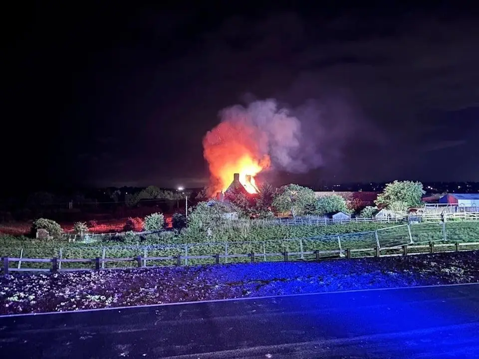 Casa de infância da princesa Diana é invadida e parcialmente destruída após incêndio
