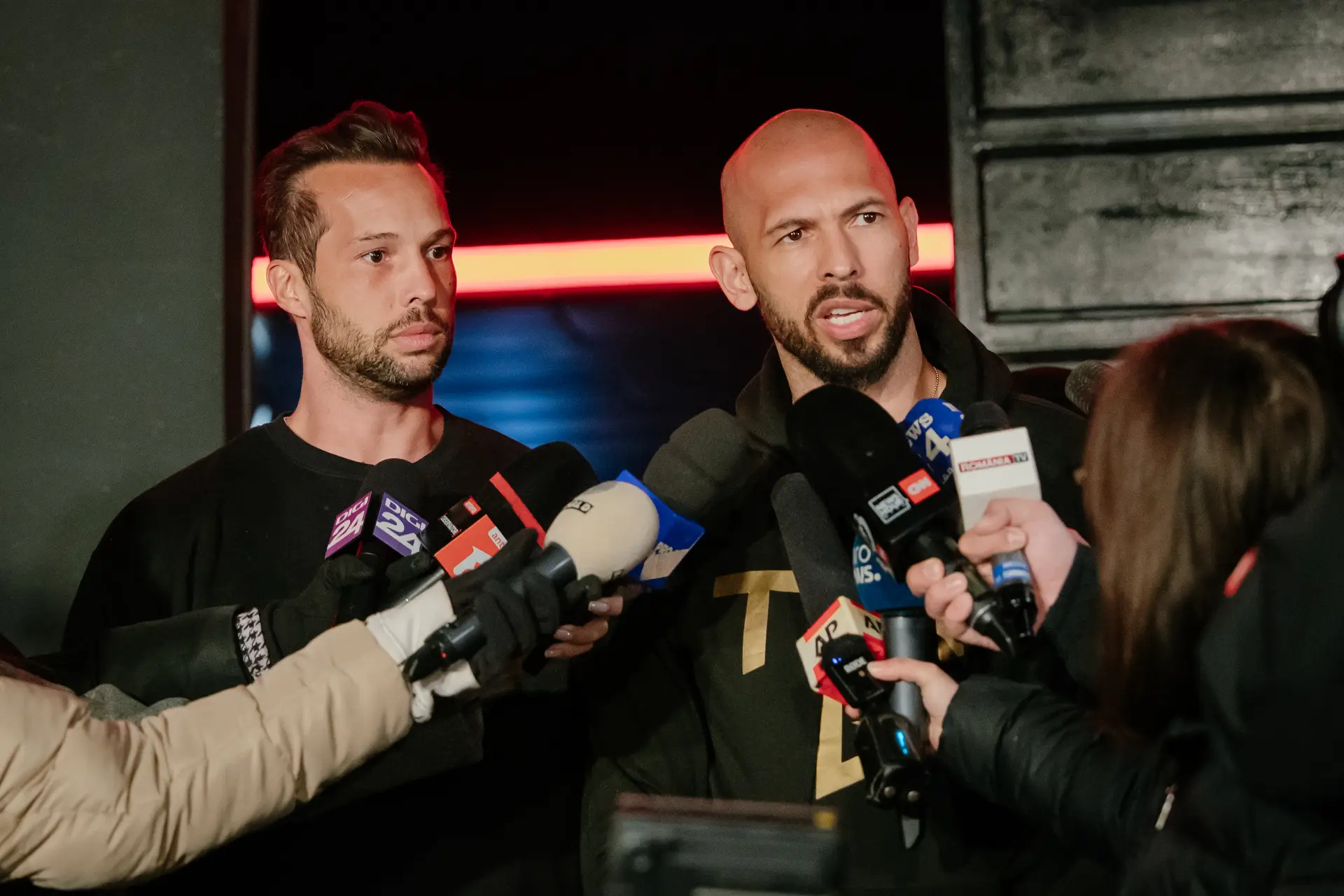 Andrew e Tristan Tate acusados de violação e tráfico de seres humanos no Reino Unido