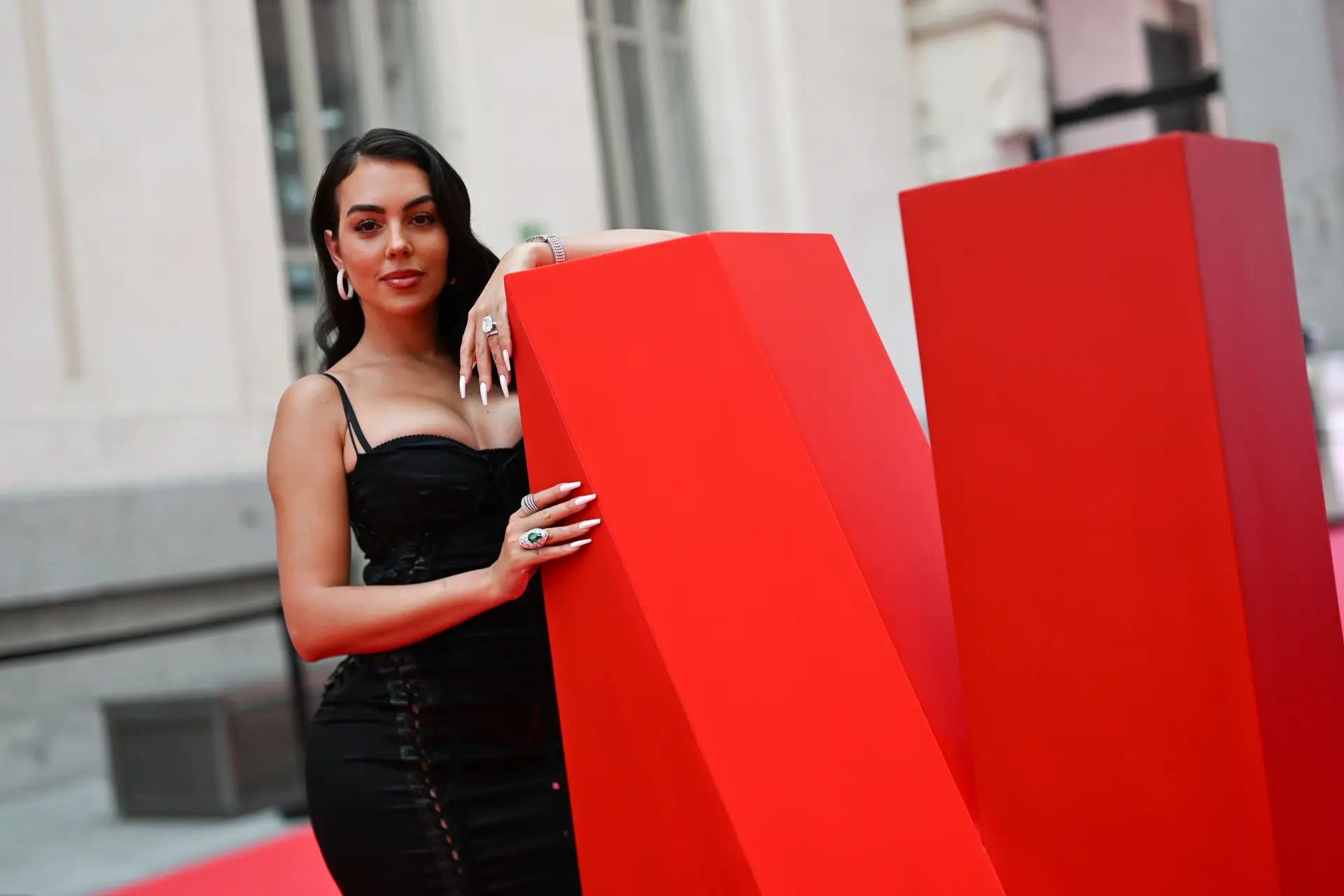 Georgina Rodríguez volta a mostrar o seu lado mais ousado em evento - Veja o look ao detalhe