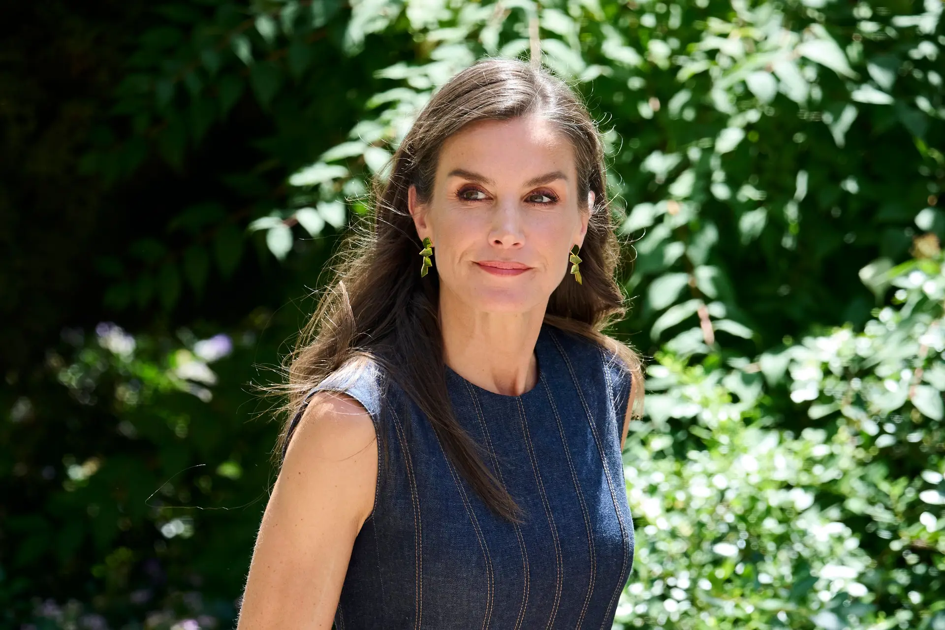 Uma rainha atenta às tendências! Letizia adere aos ‘sapatos da moda' e recicla vestido ideal para os dias de calor