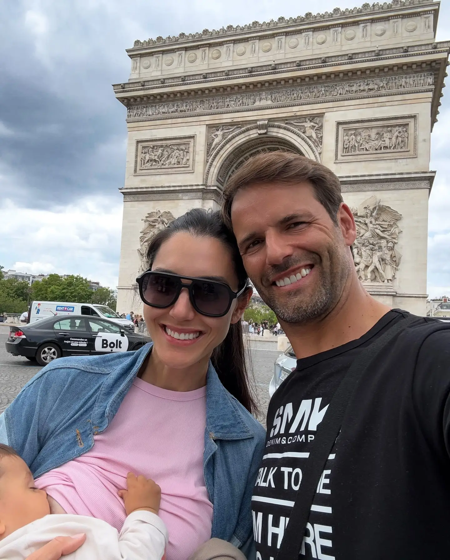 Kelly Baron e Pedro Guedes viajam com o filho para sítio único e enternecem fãs: "Família linda"