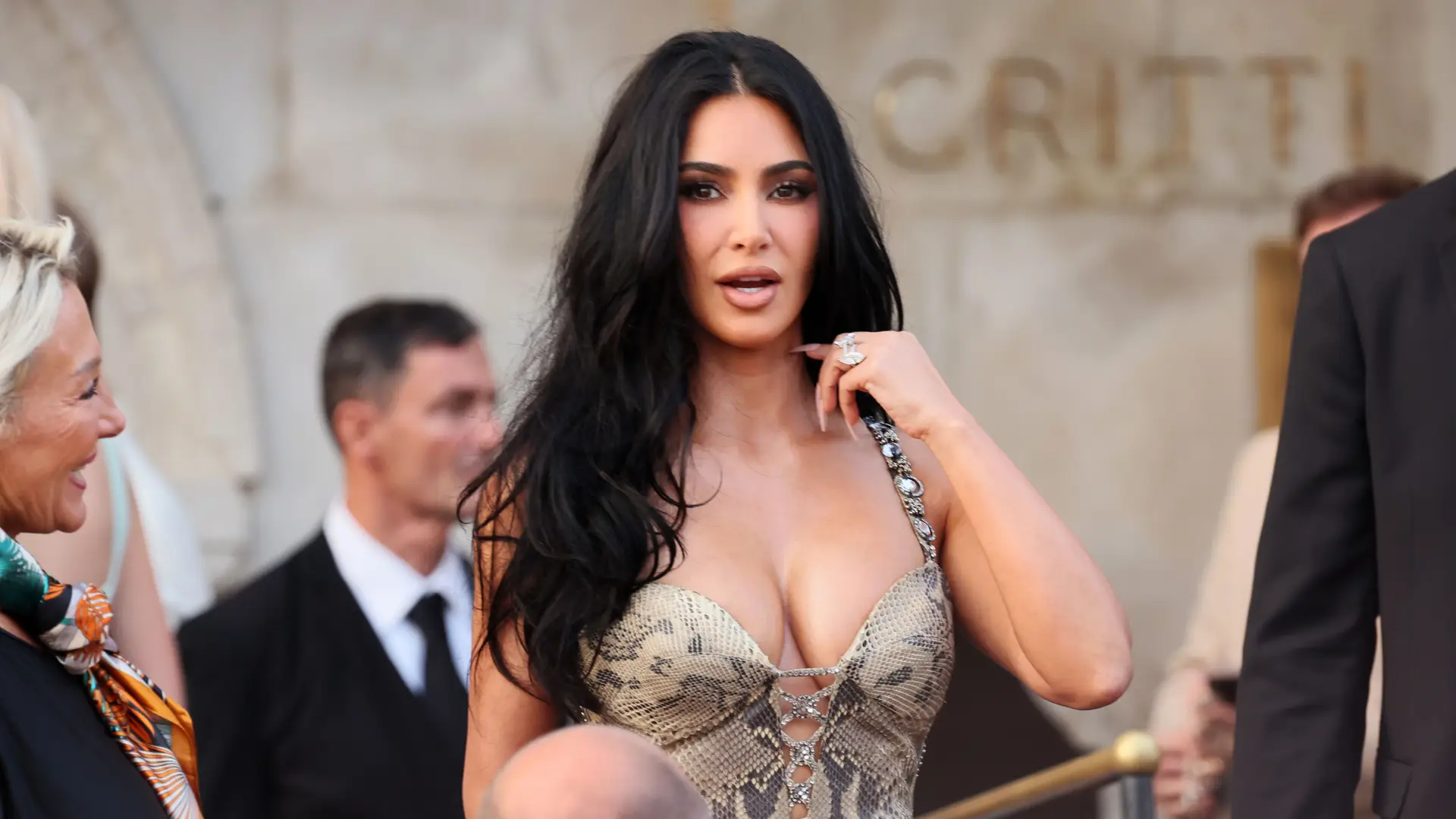 Kim Kardashian aposta em vestido ousado para casamento de Jeff Bezos?