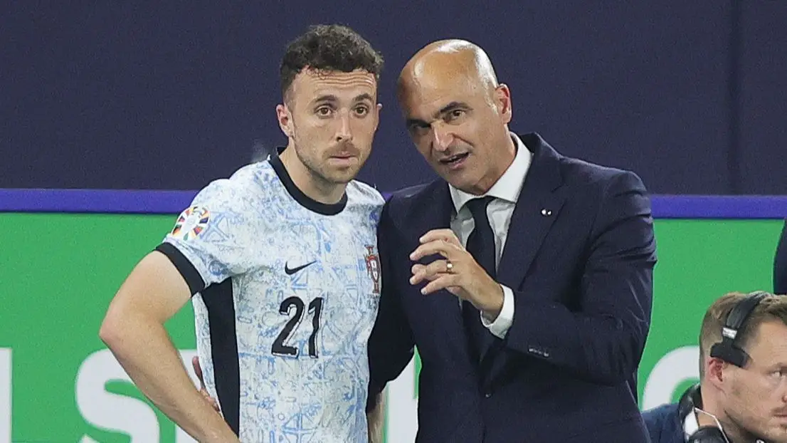 Diogo Jota e Roberto Martínez