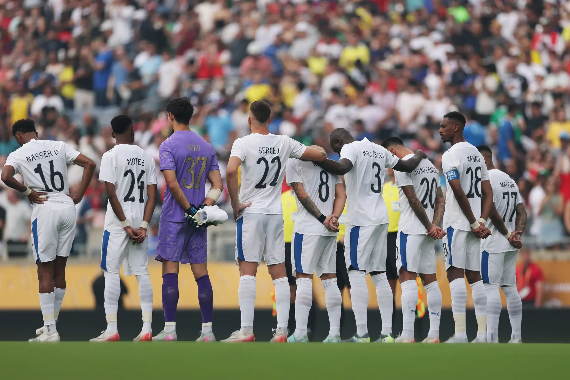 Inconsolável. João Cancelo em lágrimas após minuto de silêncio por Diogo Jota