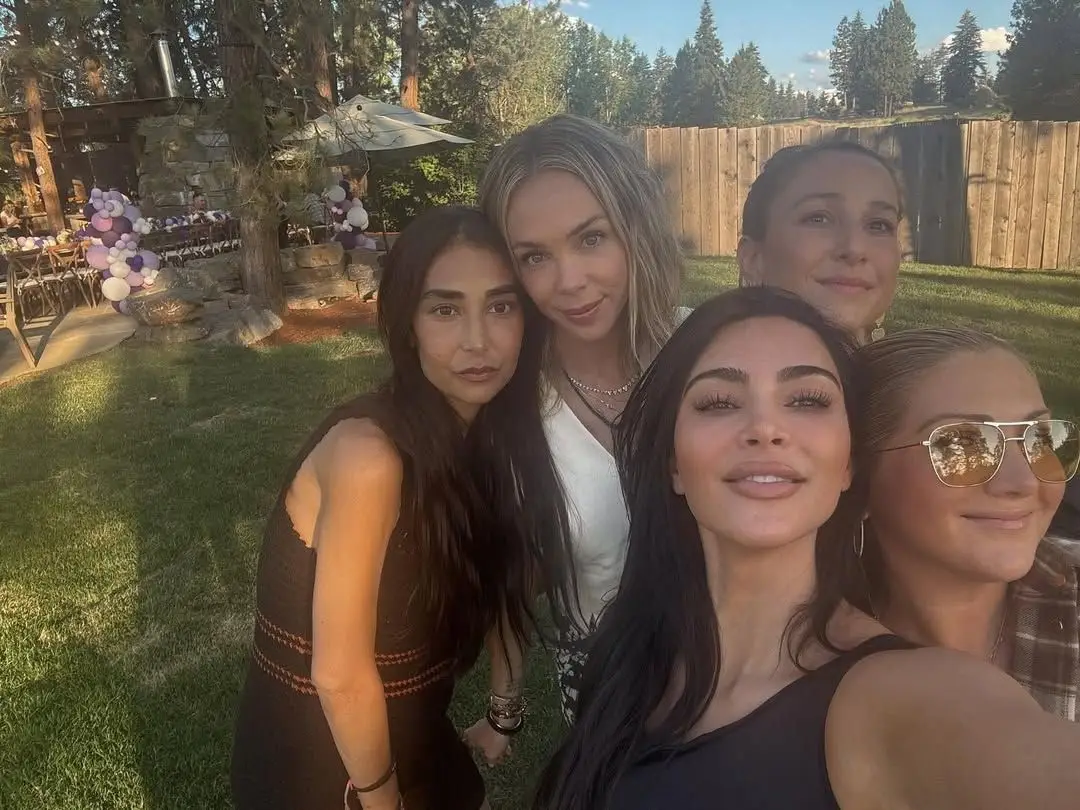 Kim Kardashian chora morte de uma das melhores amigas de infância