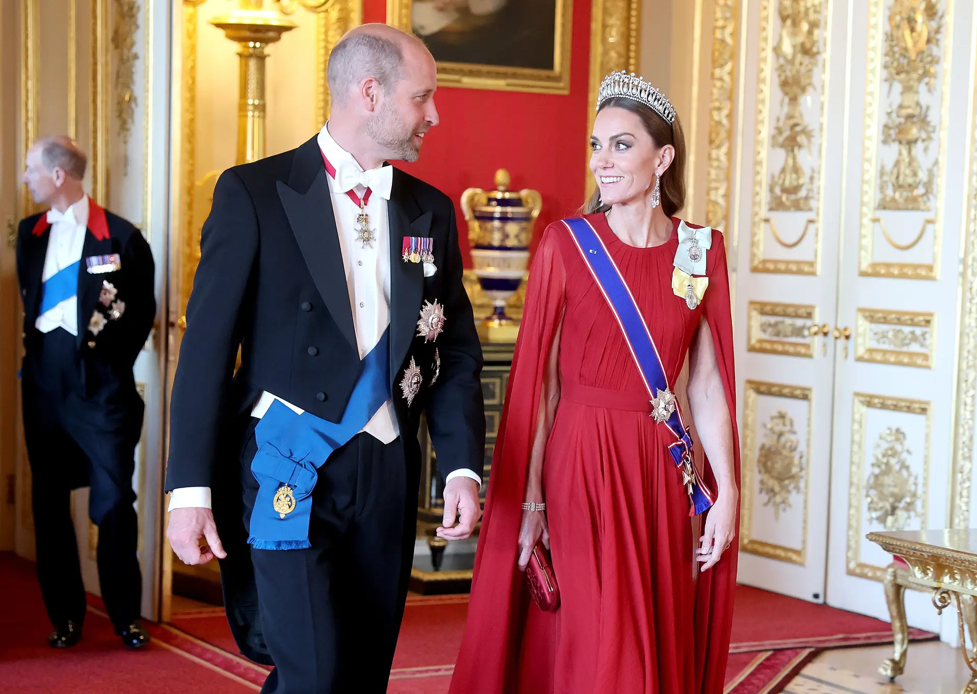Quase dois anos depois, Kate Middleton volta a marcar presença num jantar de gala: Eis os detalhes do look