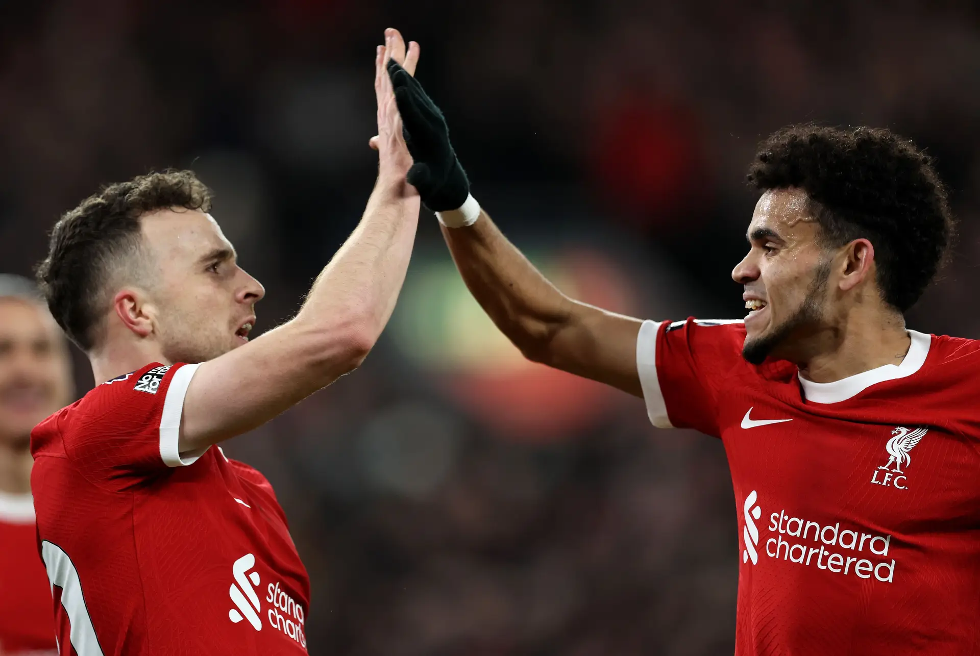 Após críticas, Luis Díaz marca presença na missa de sétimo dia de Diogo Jota e André Silva