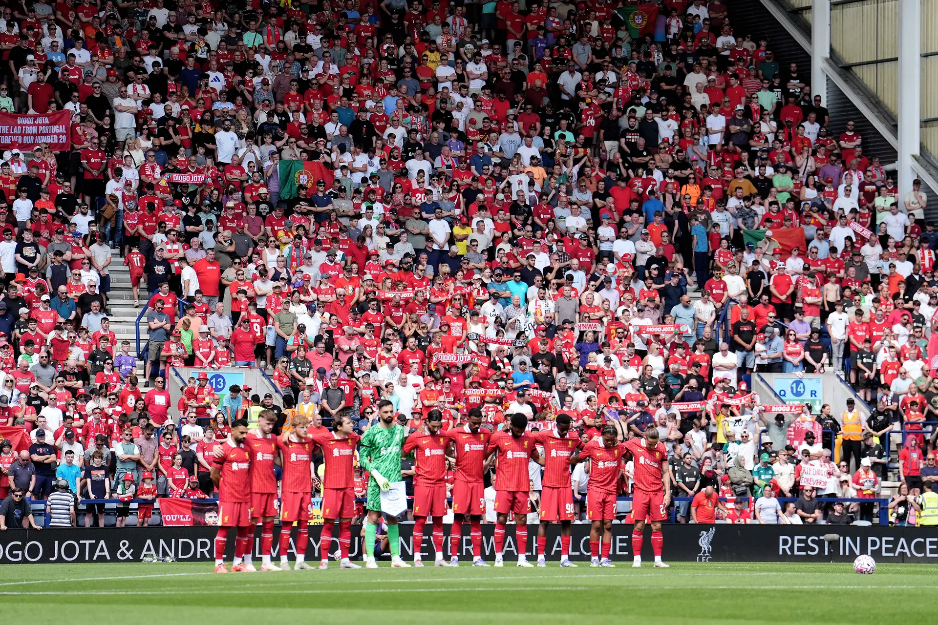 Emoção! Primeiro jogo do Liverpool após a morte de Diogo Jota marcado por tremenda homenagem ao português e ao irmão